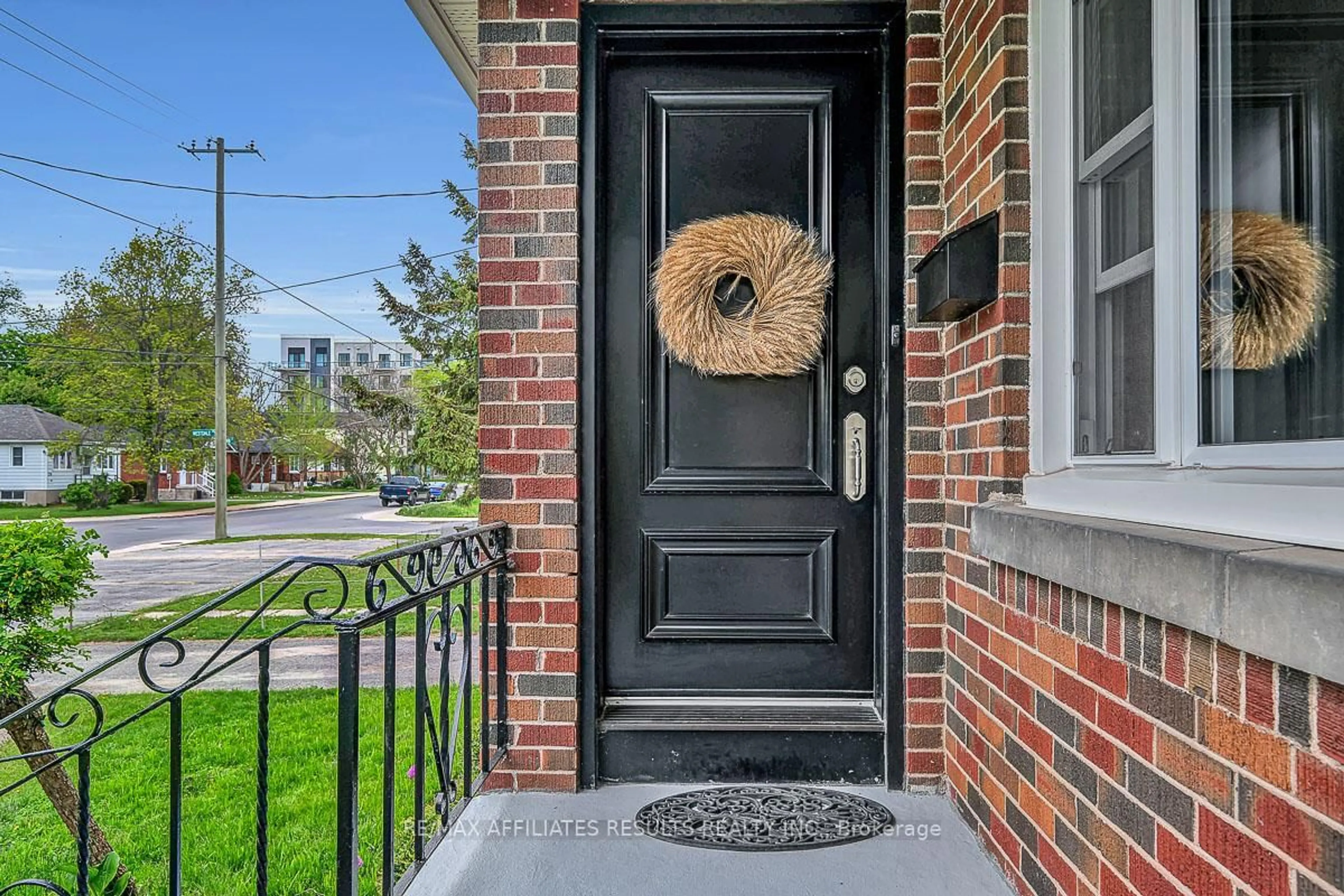 Indoor entryway for 265 Park St, Kingston Ontario K7L 1K6