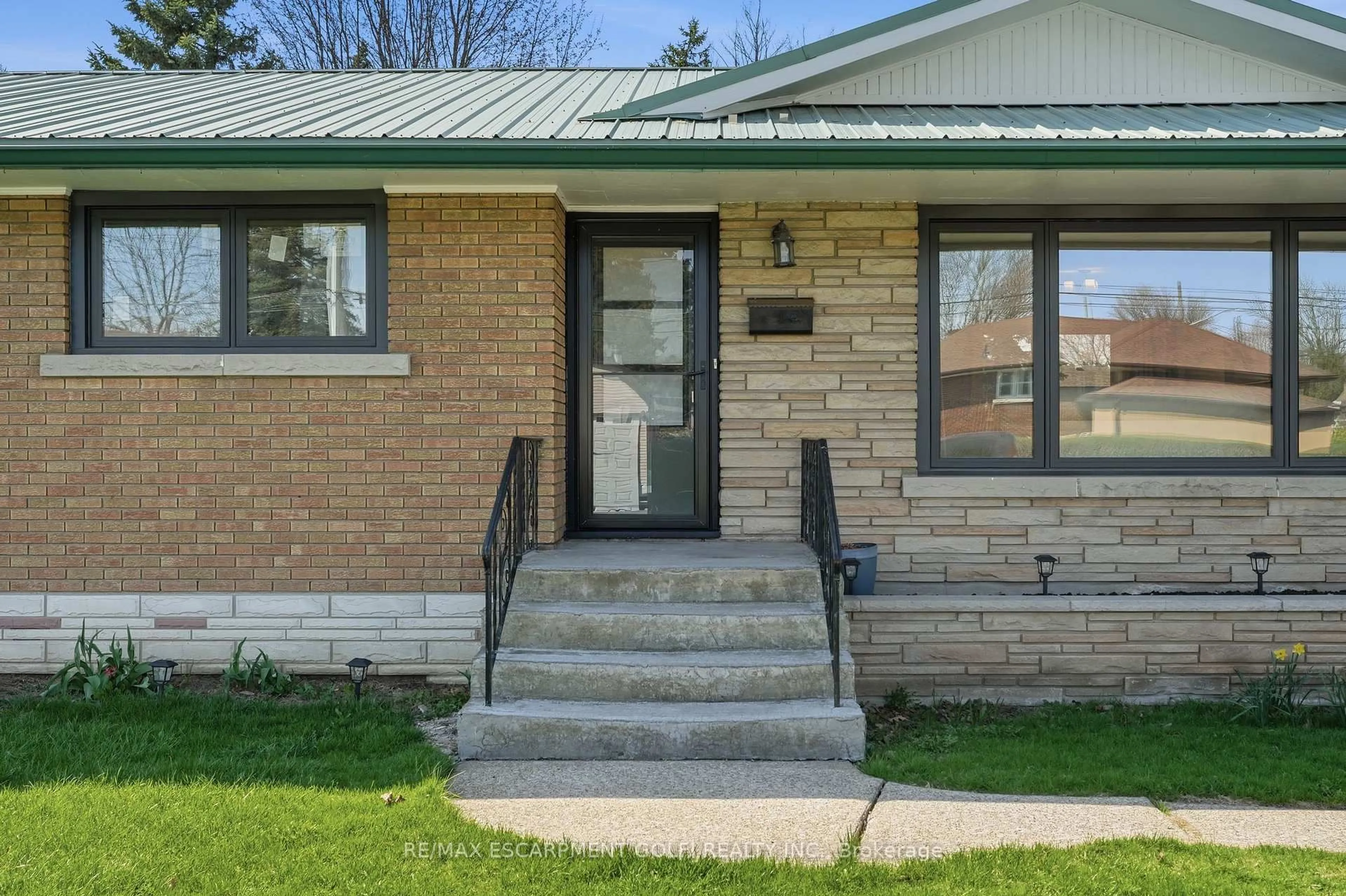 Home with brick exterior material, street for 3533 Dorchester Rd, Niagara Falls Ontario L2J 3A4