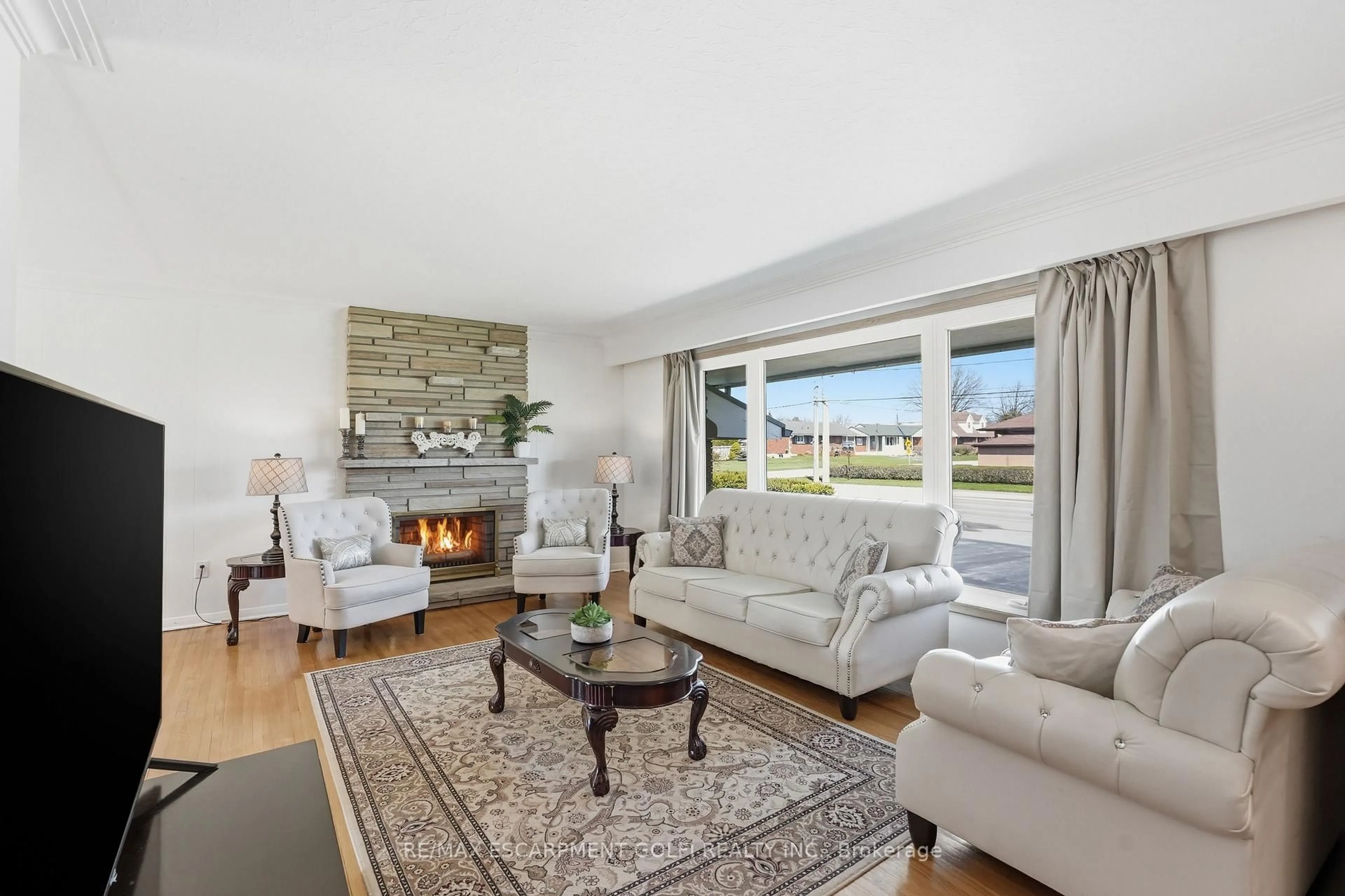 Living room with furniture, unknown for 3533 Dorchester Rd, Niagara Falls Ontario L2J 3A4