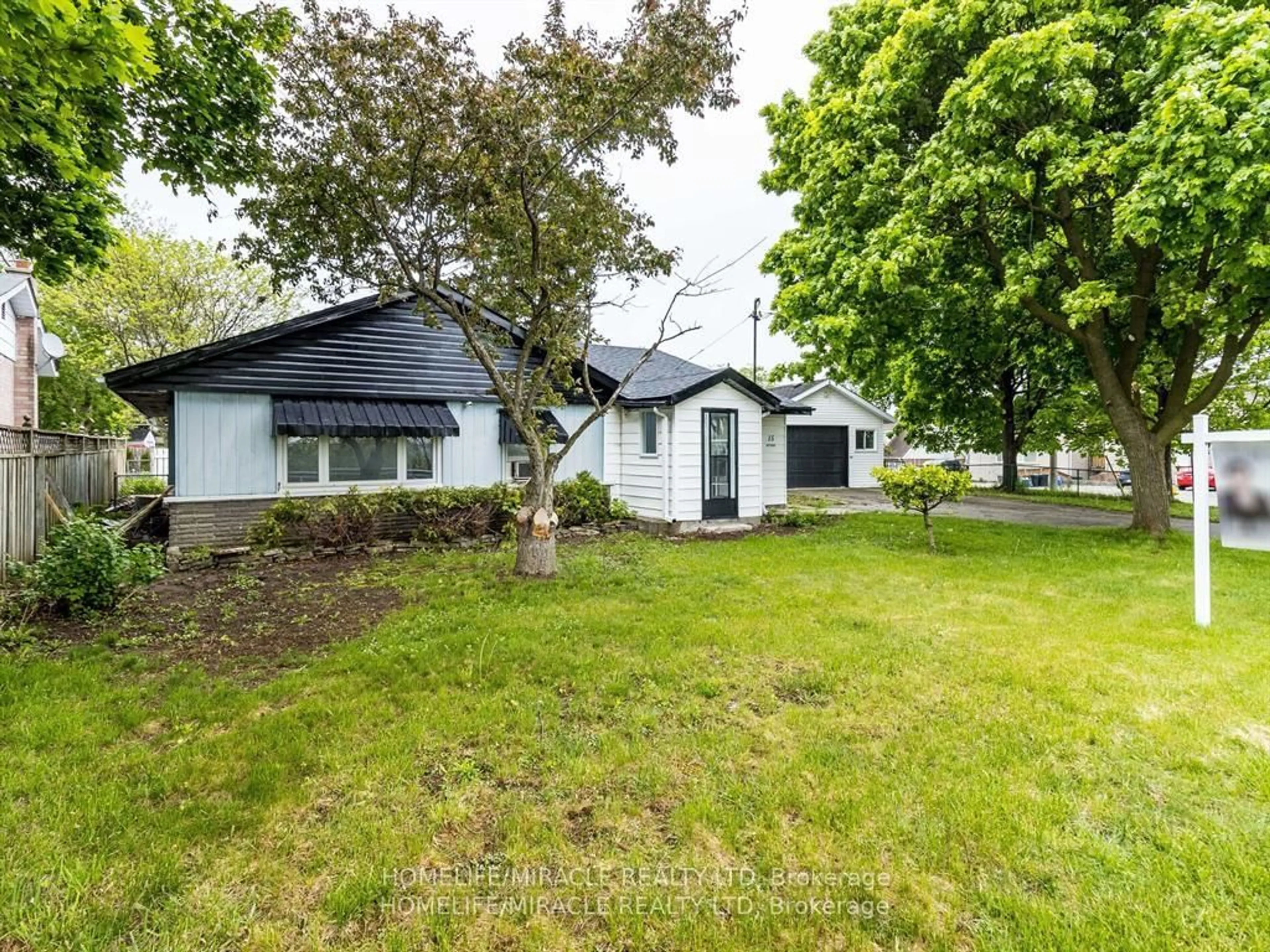 A pic from outside/outdoor area/front of a property/back of a property/a pic from drone, street for 15 Spiers Cres, Cambridge Ontario N1R 3A9