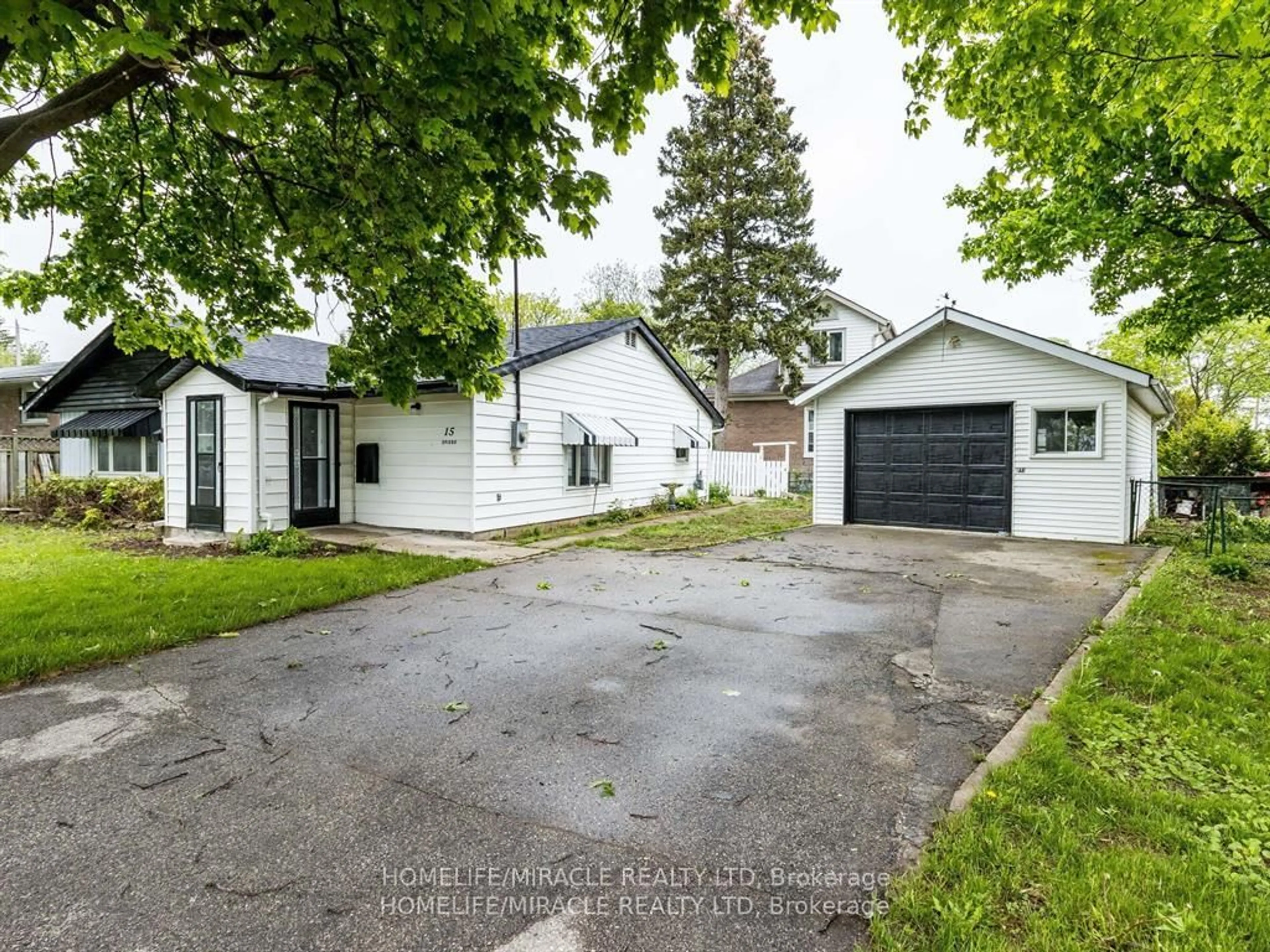 A pic from outside/outdoor area/front of a property/back of a property/a pic from drone, street for 15 Spiers Cres, Cambridge Ontario N1R 3A9