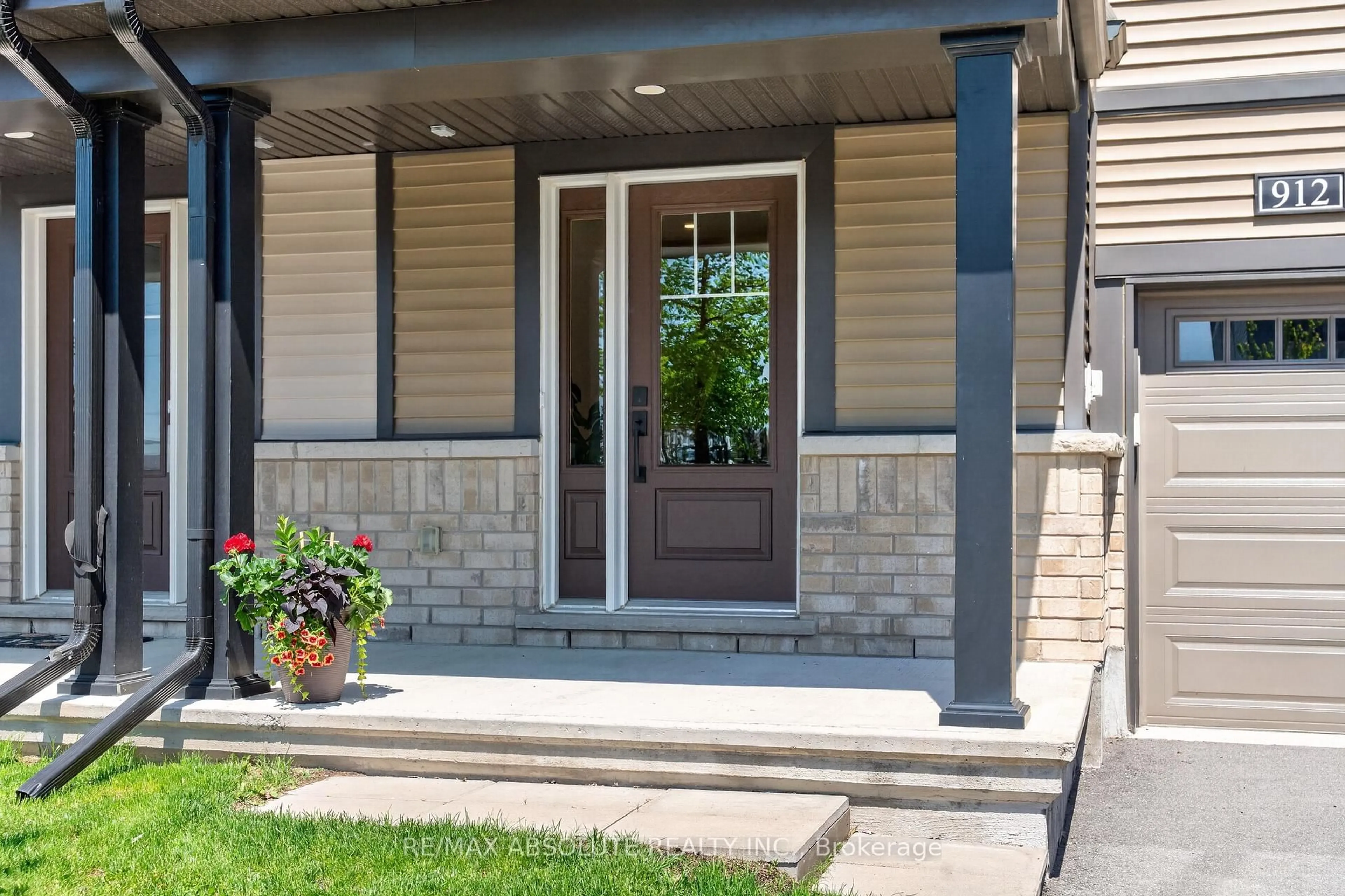 Indoor entryway for 912 Lixnaw Crt, Ottawa Ontario K2C 3H2
