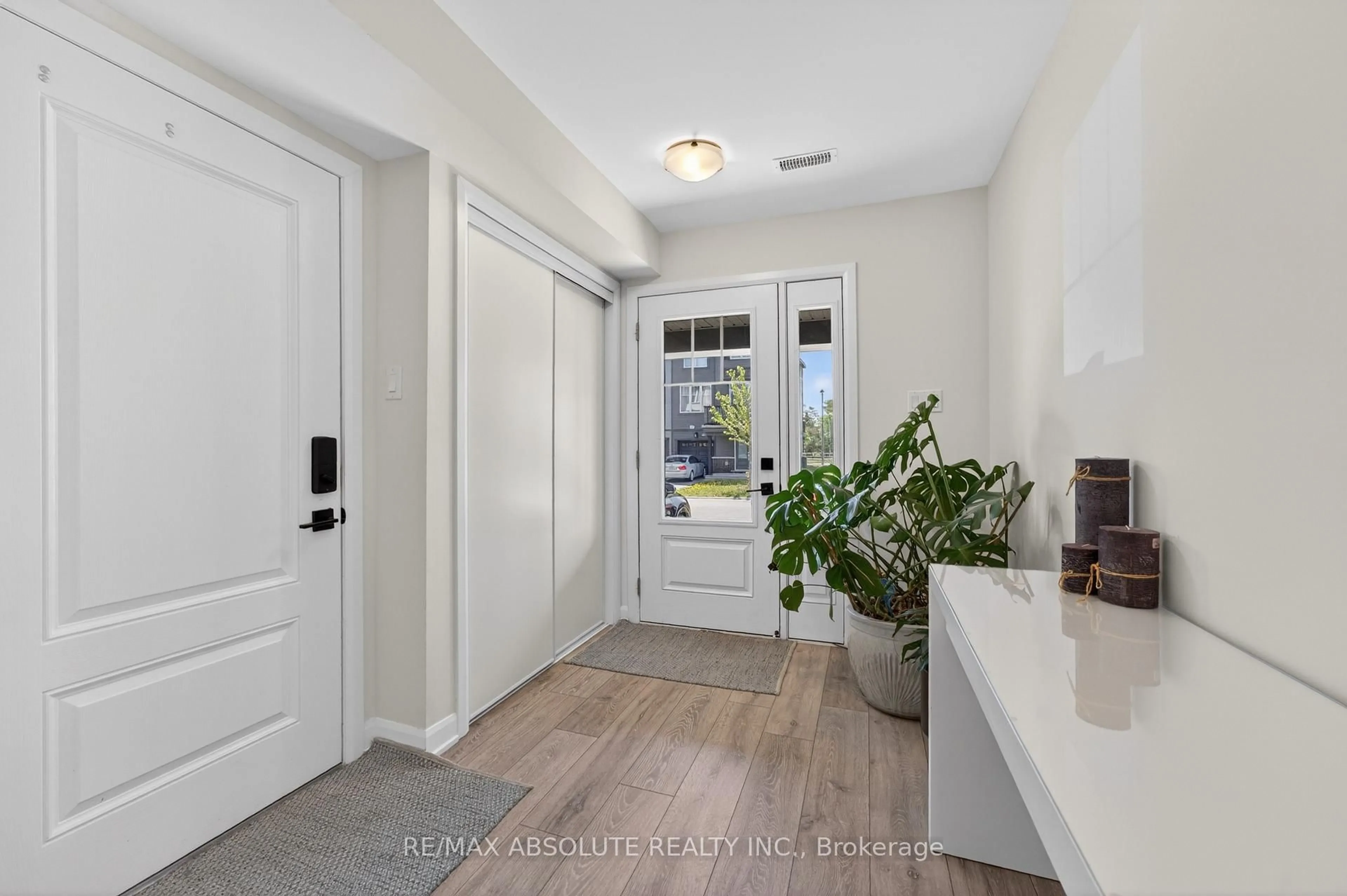 Indoor entryway for 912 Lixnaw Crt, Ottawa Ontario K2C 3H2