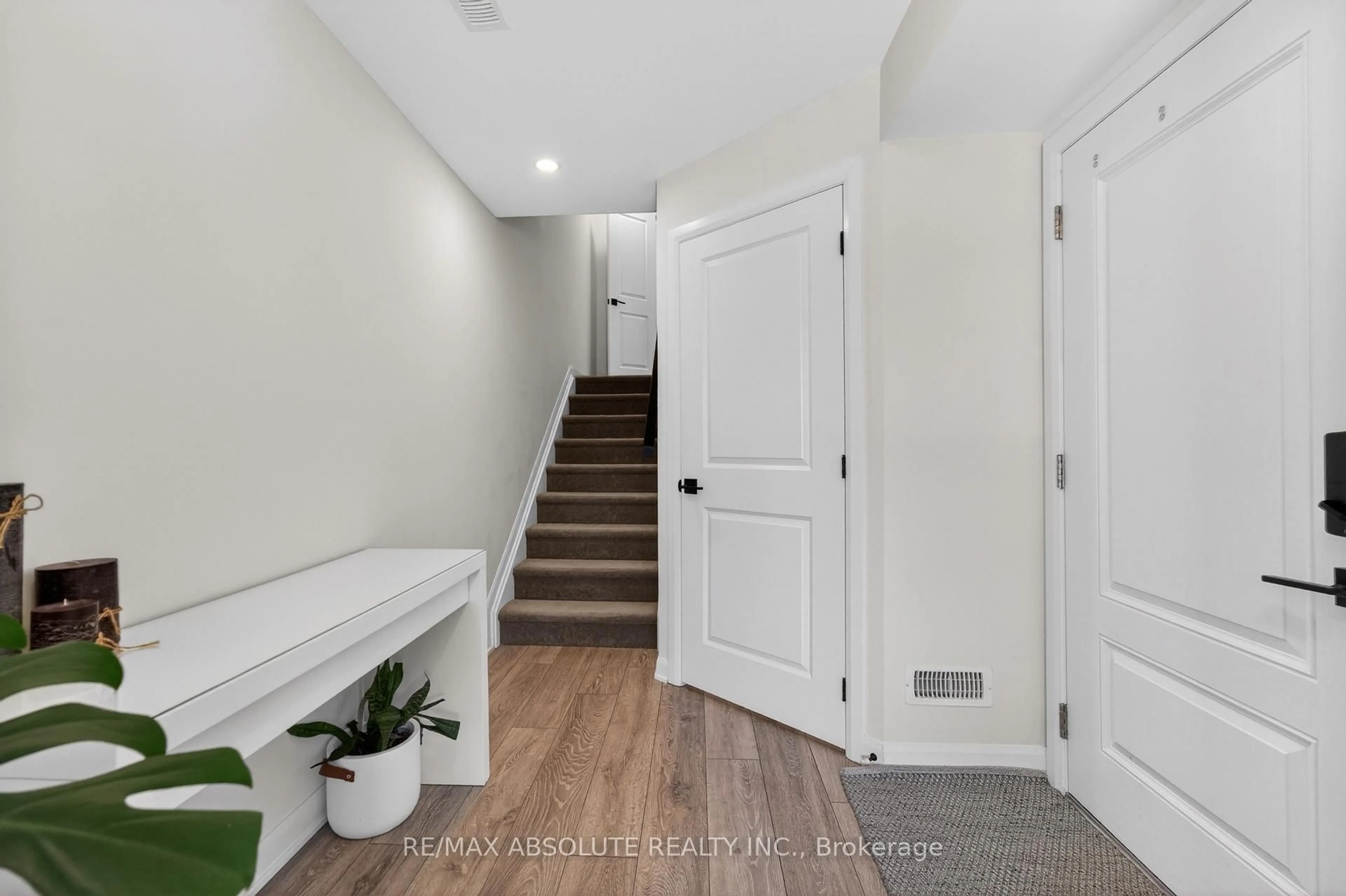 Indoor entryway for 912 Lixnaw Crt, Ottawa Ontario K2C 3H2