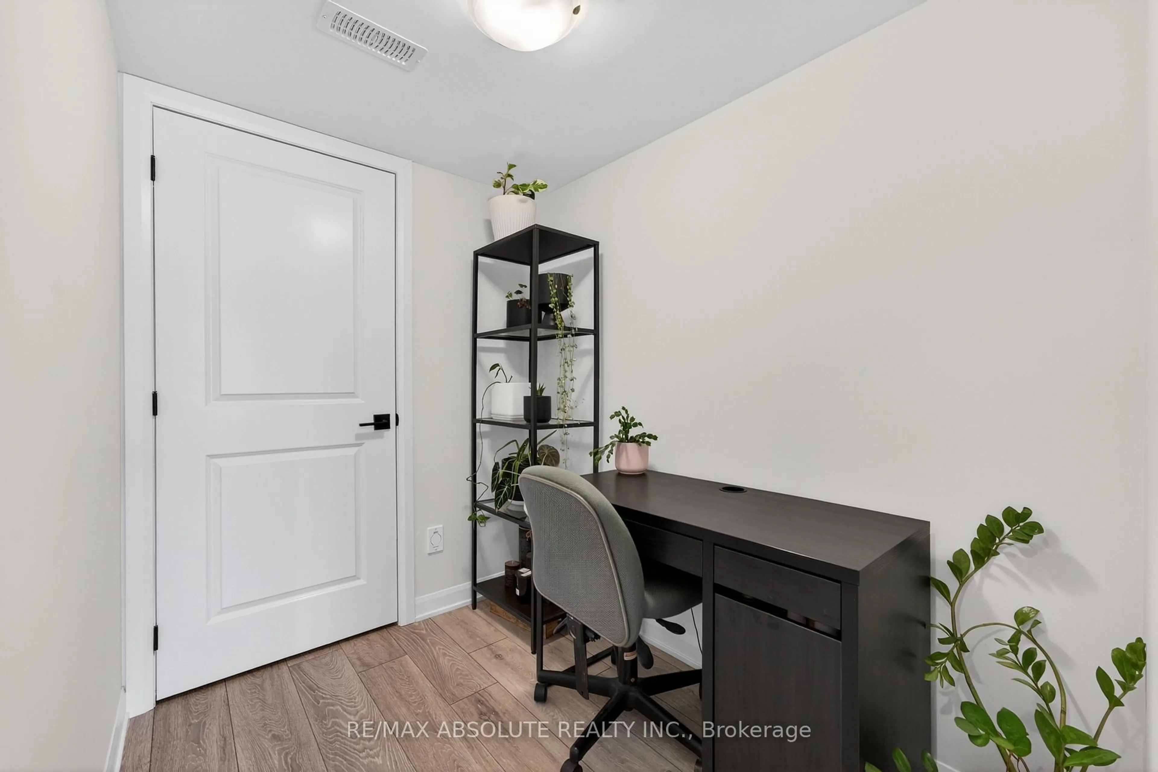 Indoor entryway for 912 Lixnaw Crt, Ottawa Ontario K2C 3H2