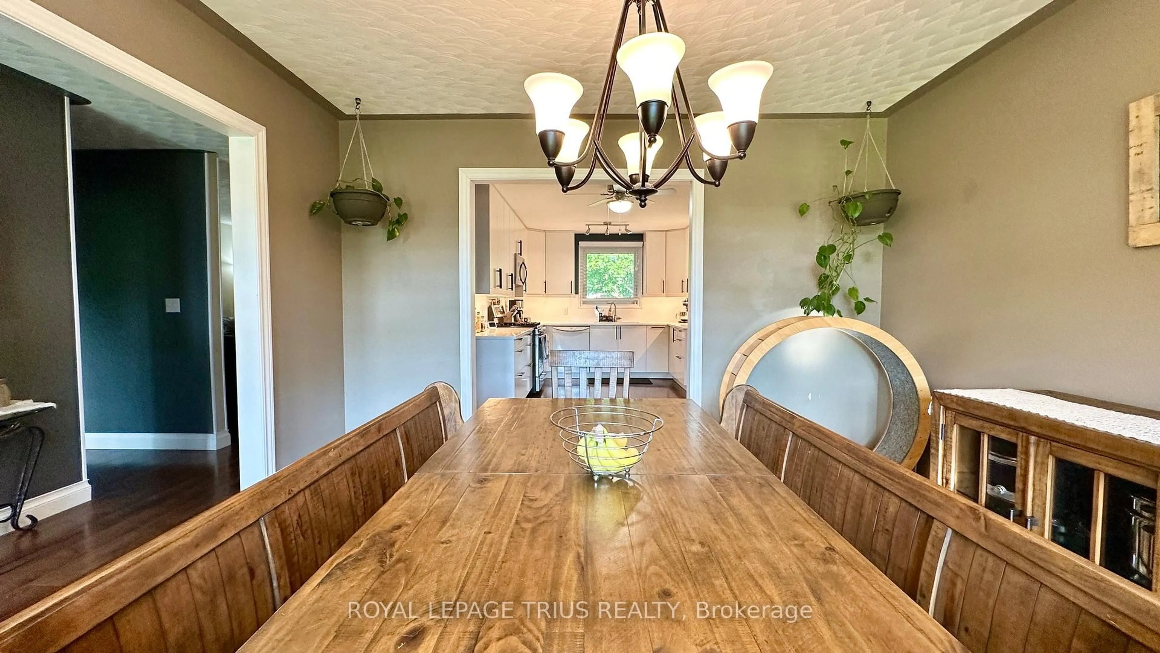 Dining room, wood/laminate floor for 10 Baltic Circ, Norfolk Ontario N0E 1Y0