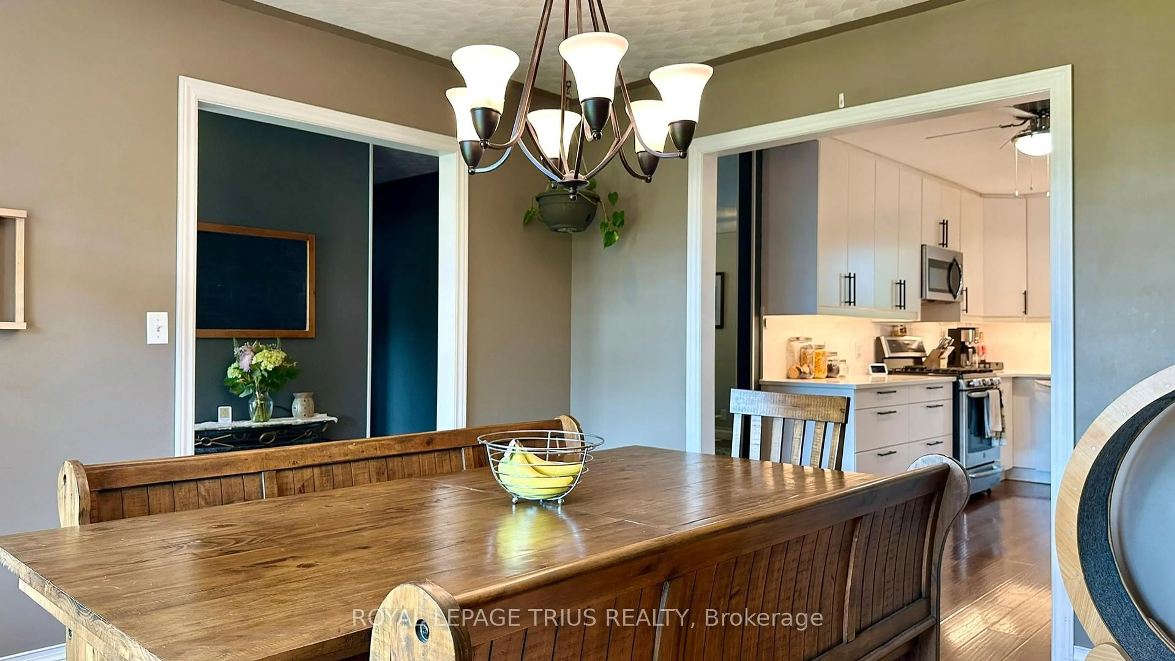 Open concept kitchen, wood/laminate floor for 10 Baltic Circ, Norfolk Ontario N0E 1Y0