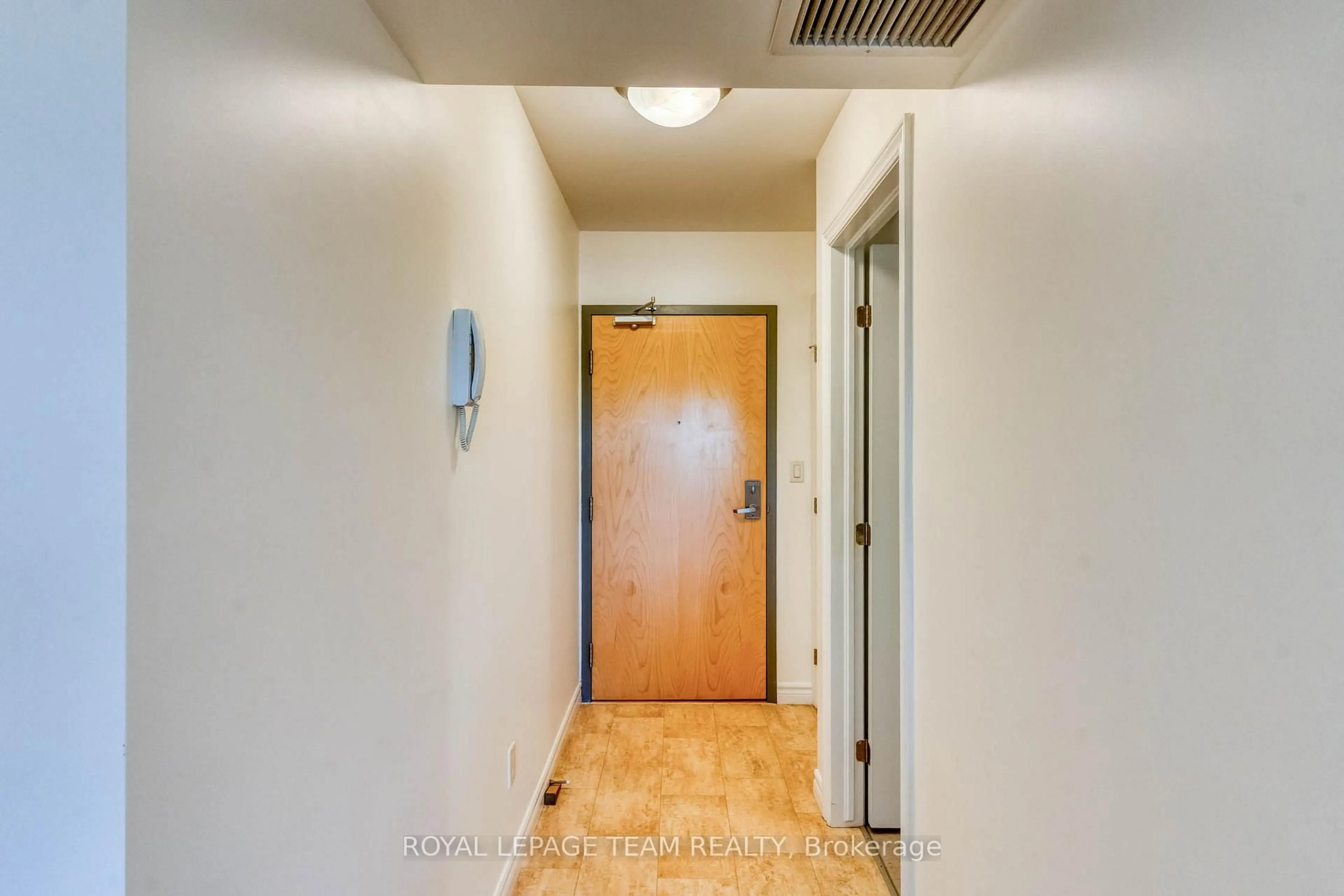 Indoor foyer for 100 Jamieson St #204, Almonte Ontario K0A 1A0