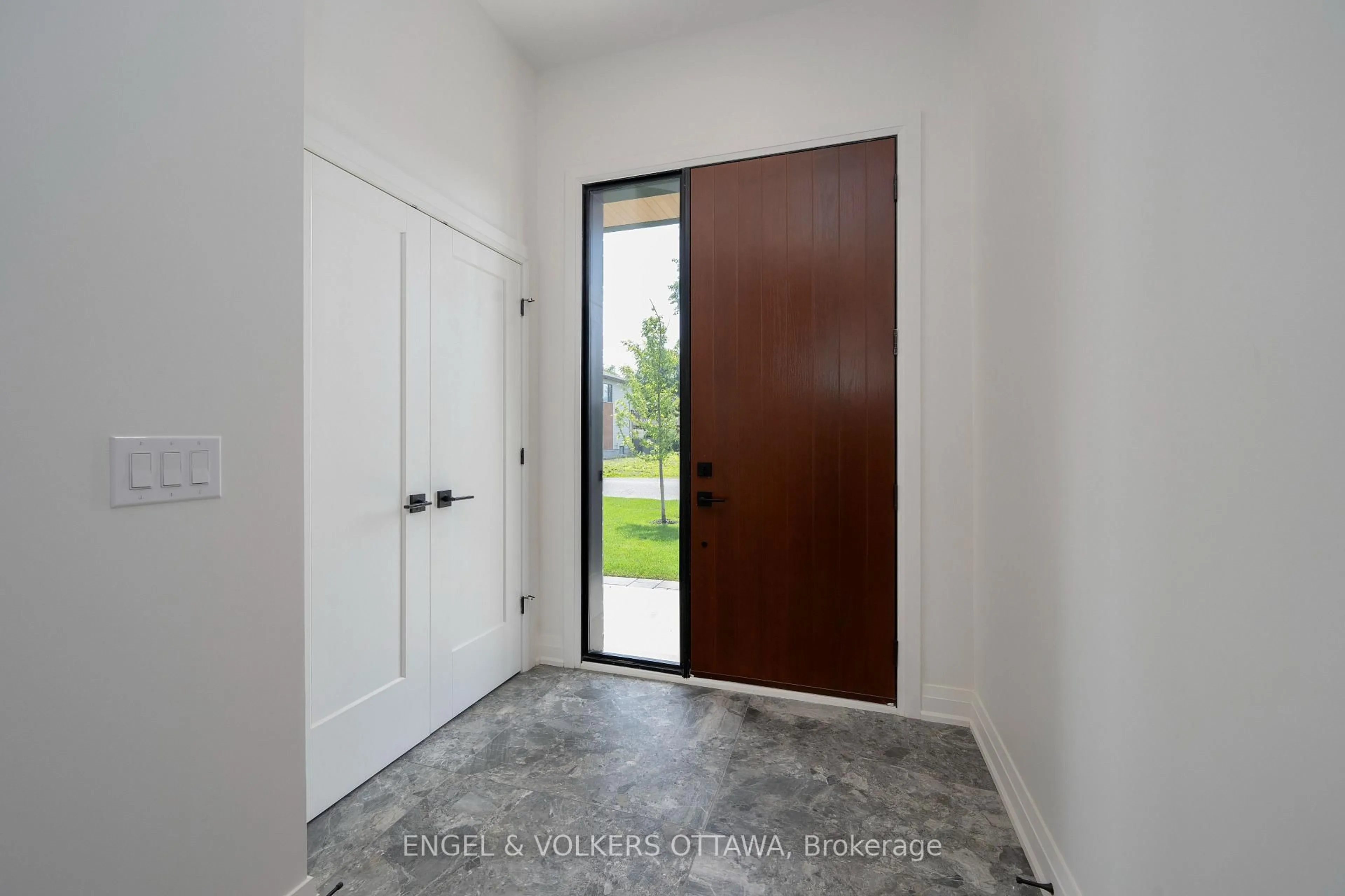 Indoor entryway for 75A Granton Ave, Ottawa Ontario K2G 1W9