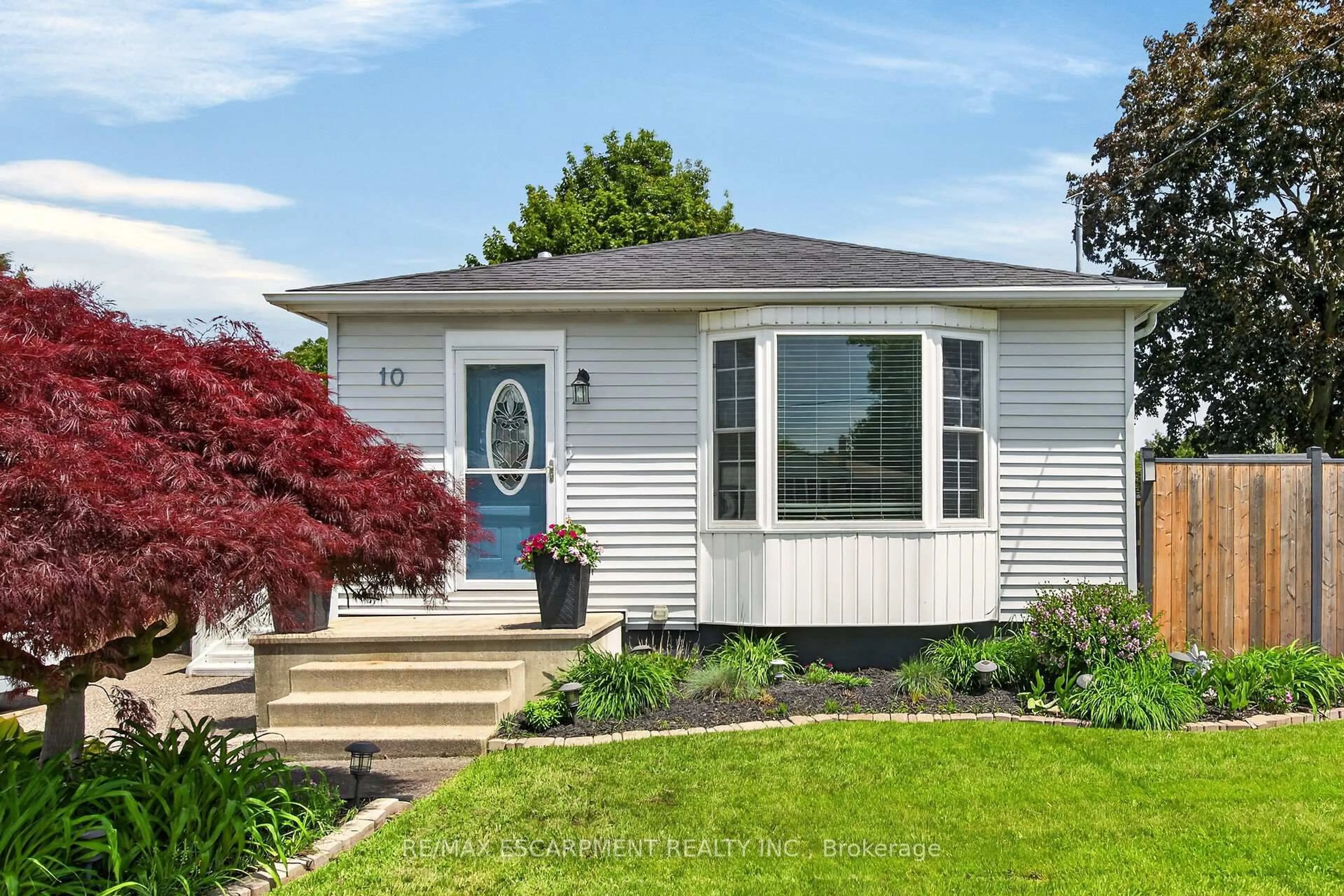 Home with vinyl exterior material, street for 10 Frederick St, St. Catharines Ontario L2S 2S2