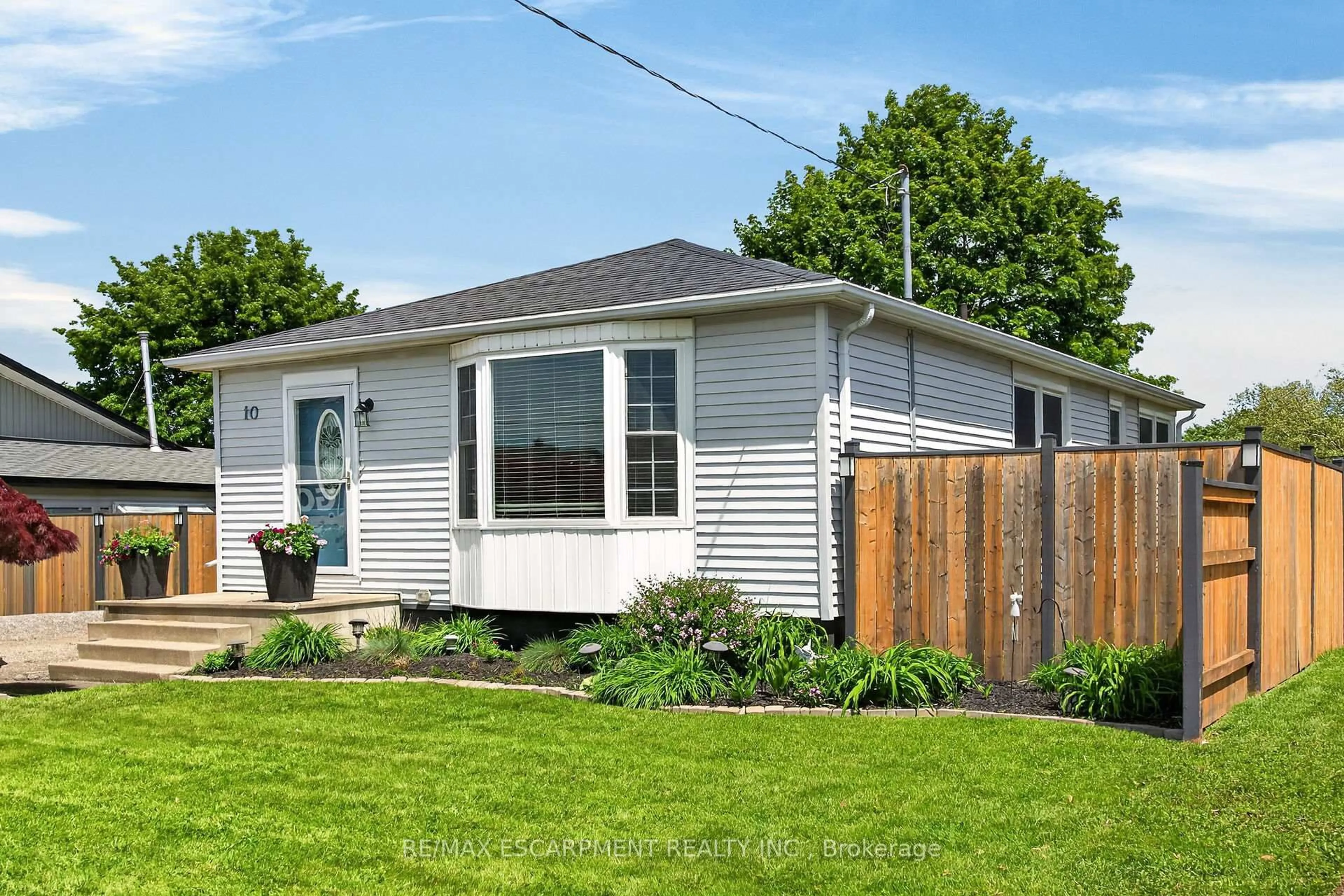 Home with vinyl exterior material, street for 10 Frederick St, St. Catharines Ontario L2S 2S2