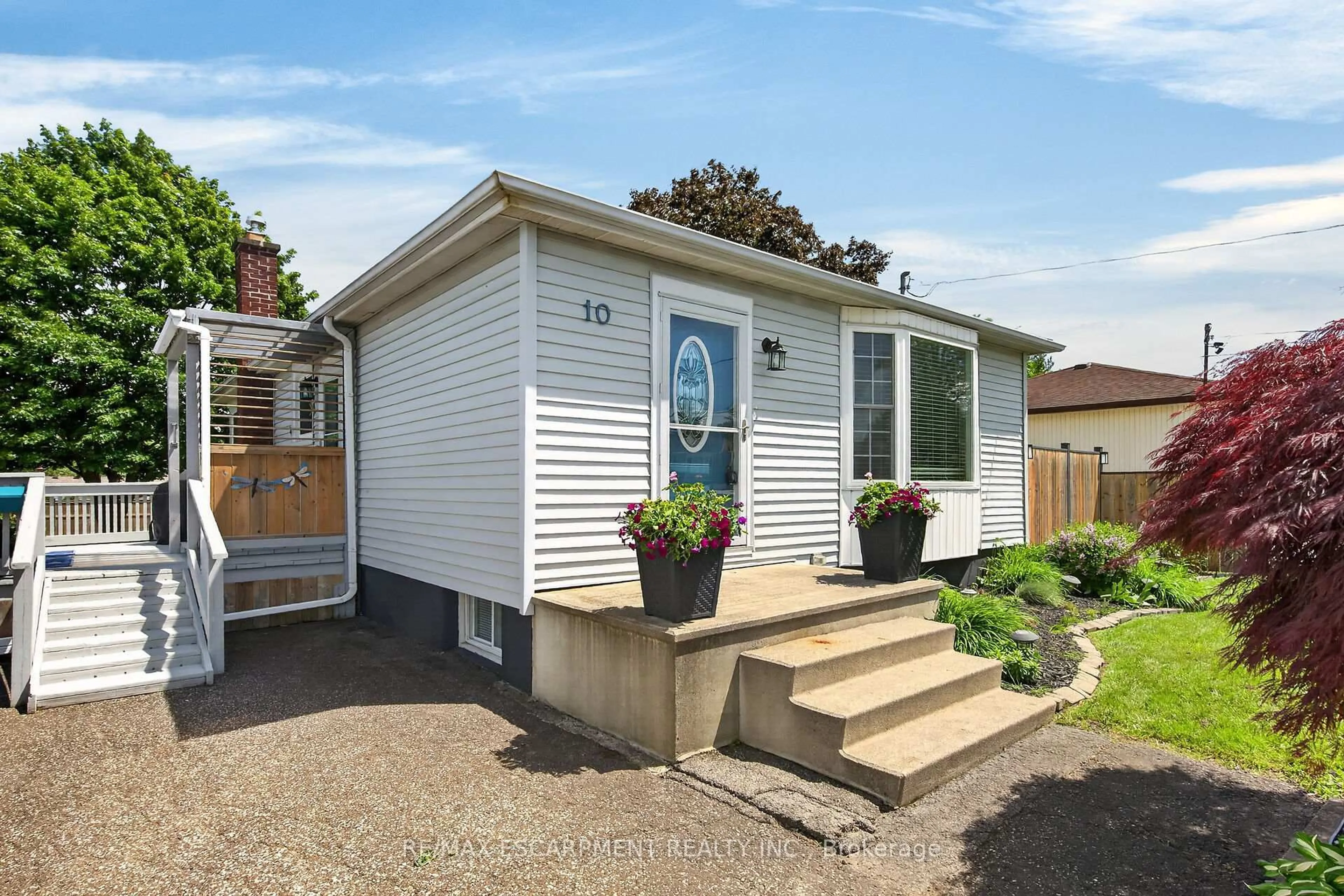 Home with vinyl exterior material, street for 10 Frederick St, St. Catharines Ontario L2S 2S2