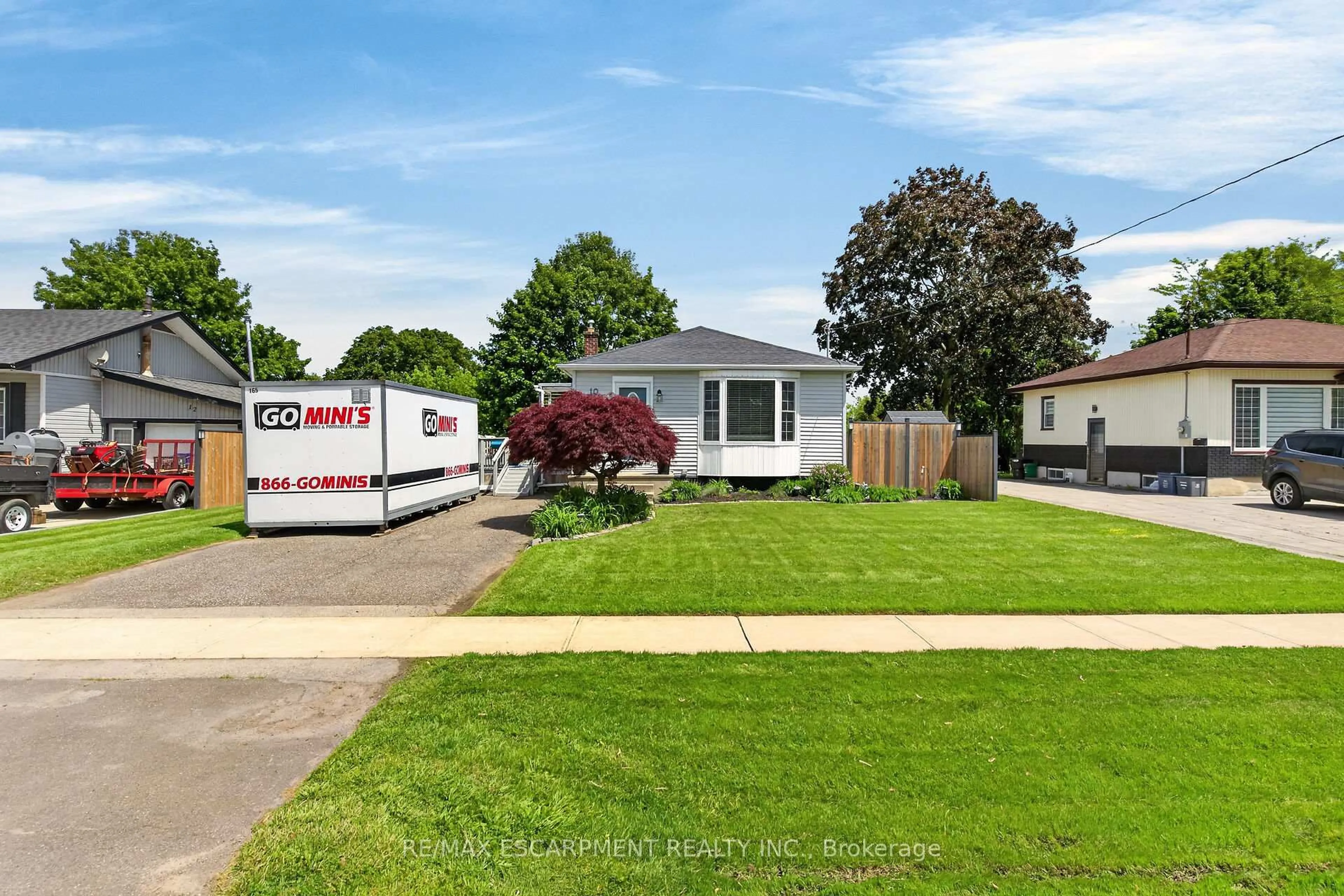 Home with vinyl exterior material, street for 10 Frederick St, St. Catharines Ontario L2S 2S2