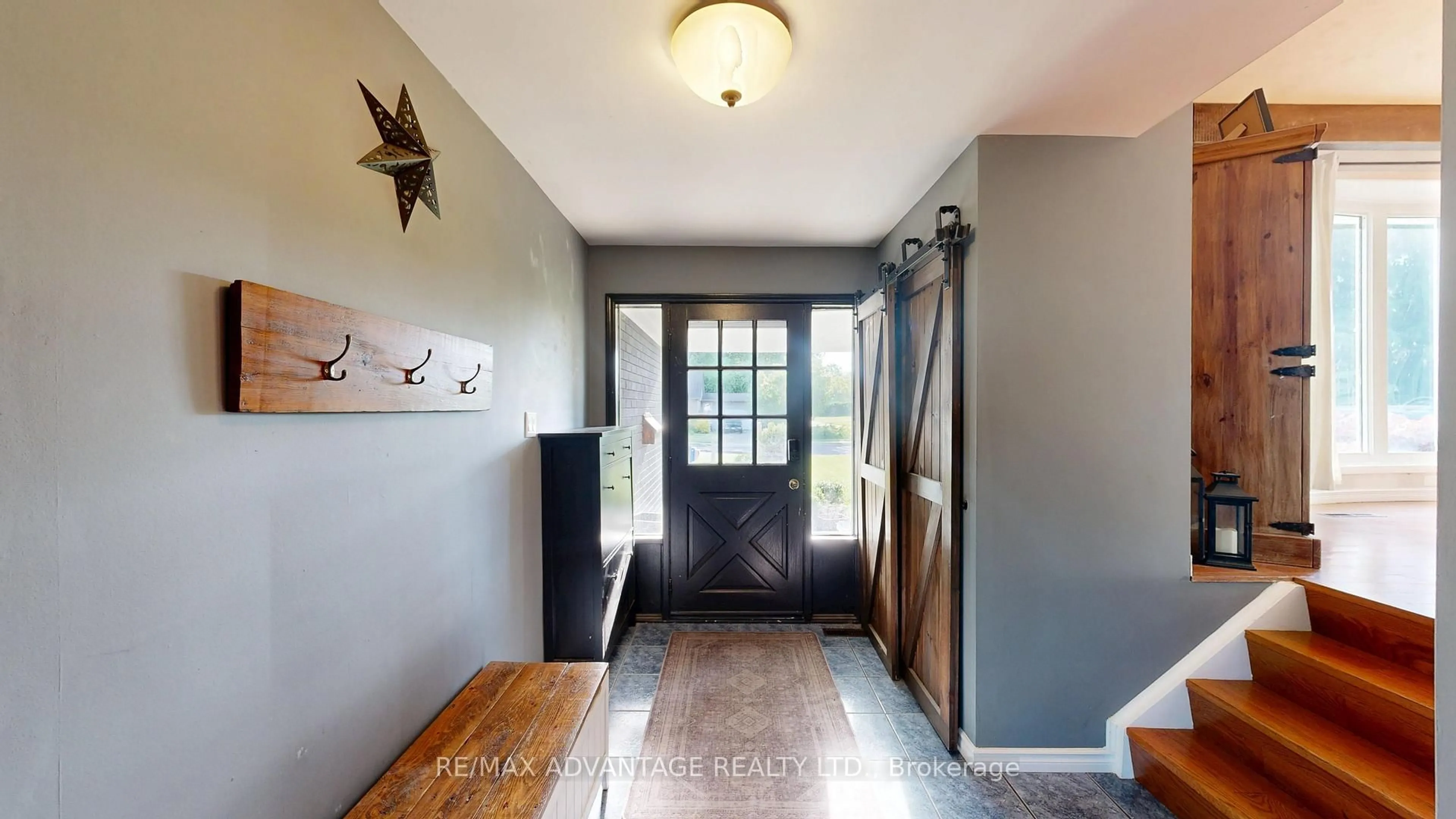 Indoor entryway for 107 Rutherford Ave, Aylmer Ontario N5H 2N7