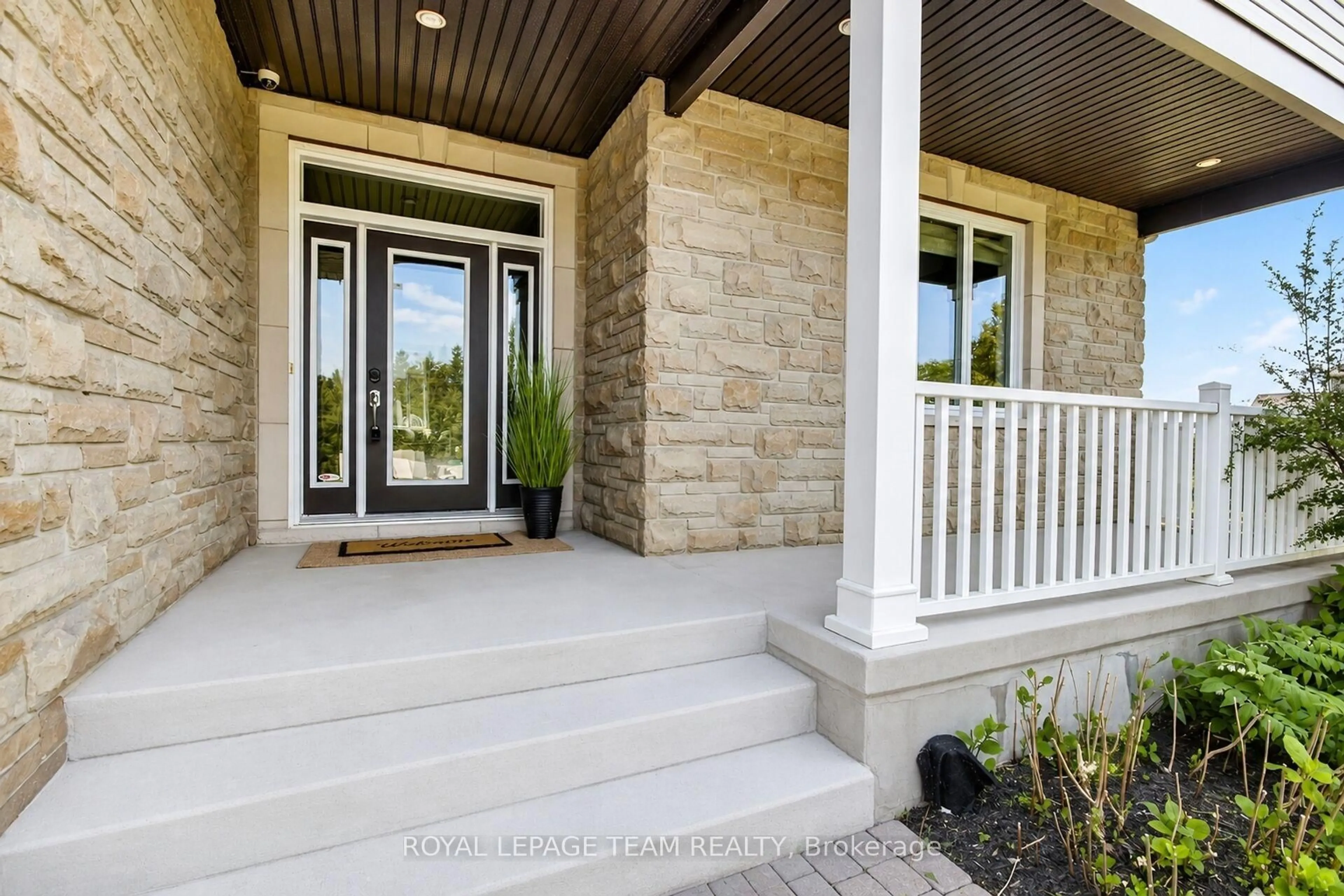 Indoor entryway for 568 Pennycross Lane, Carp Ontario K0A 1L0