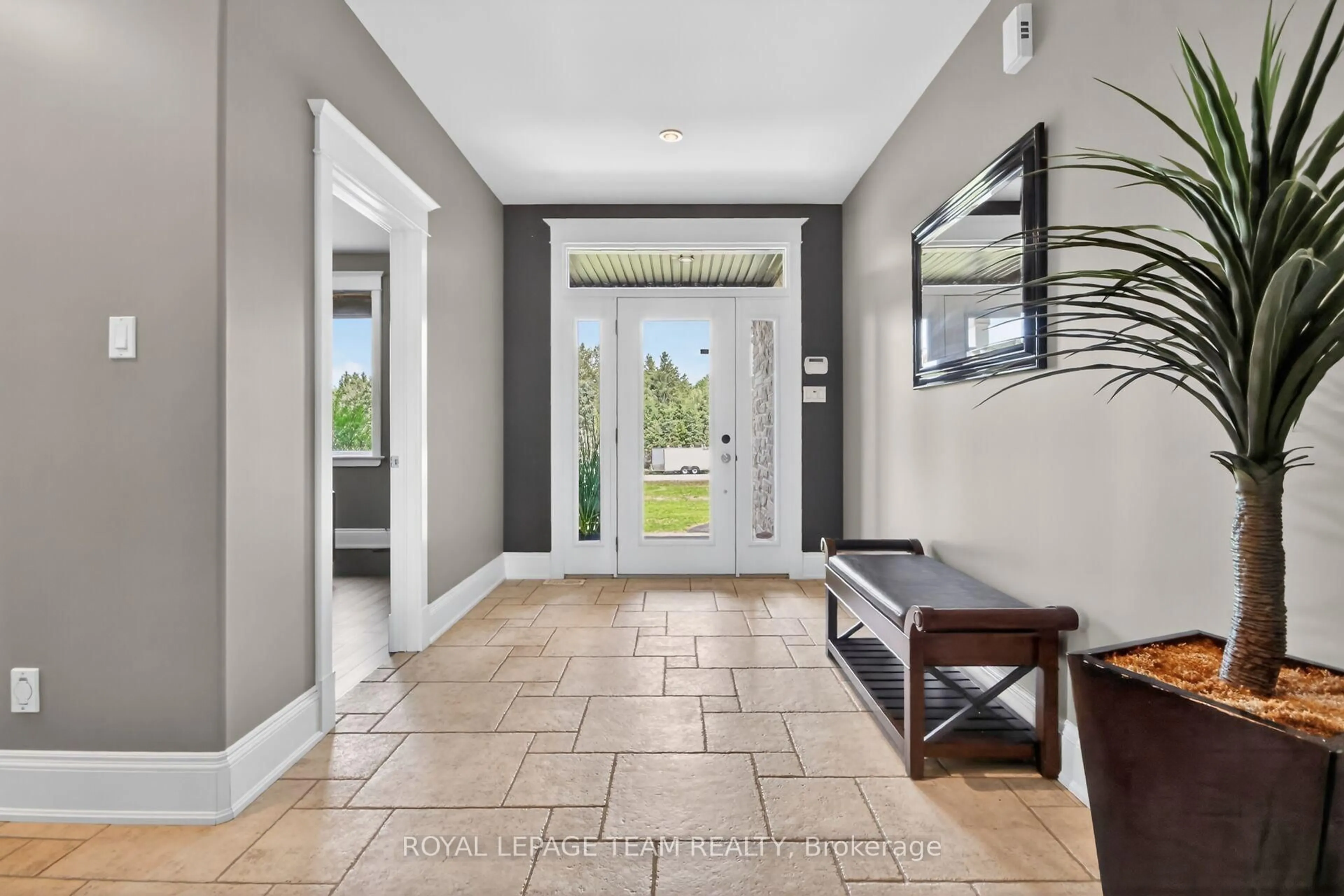 Indoor entryway for 568 Pennycross Lane, Carp Ontario K0A 1L0
