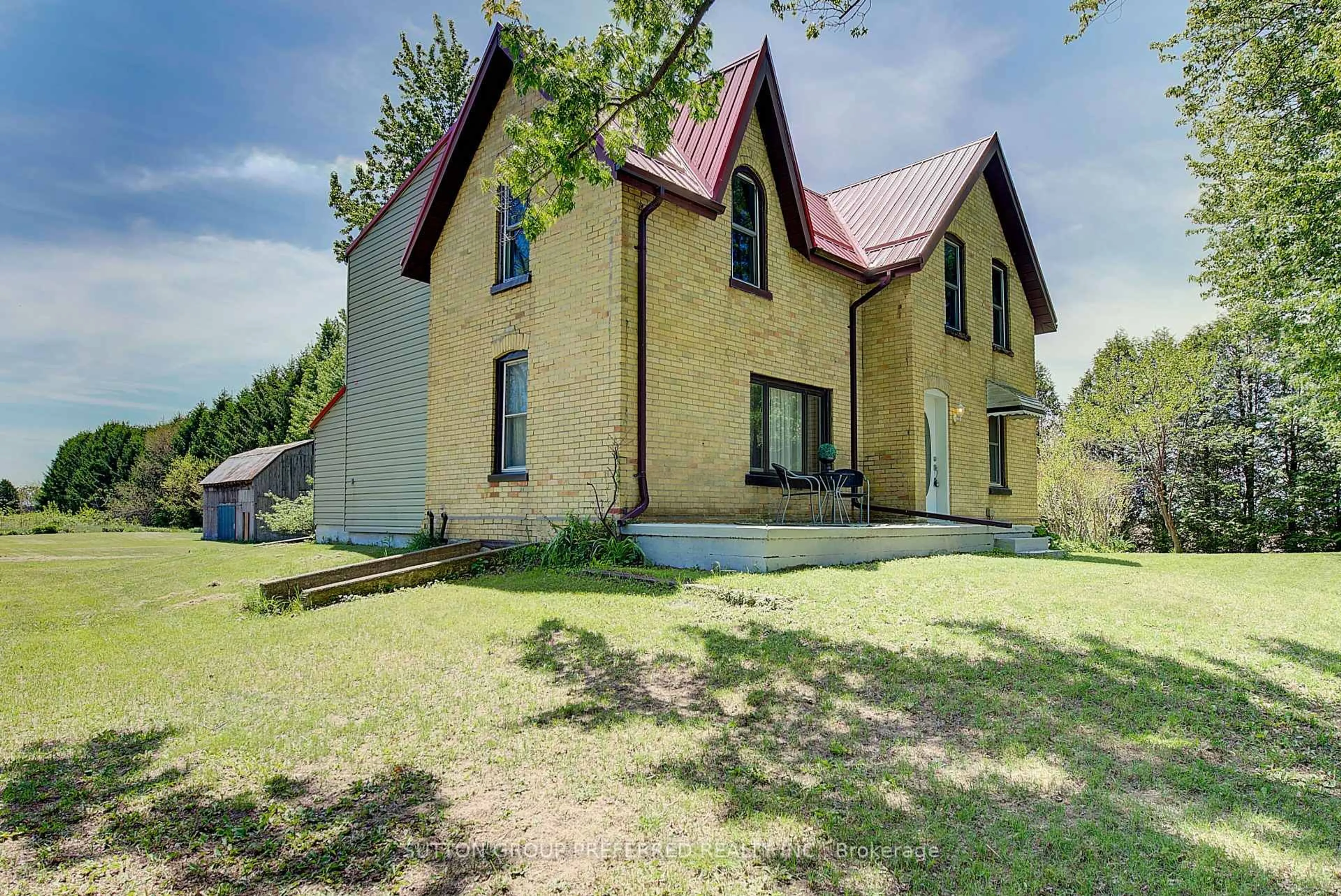 A pic from outside/outdoor area/front of a property/back of a property/a pic from drone, building for 15772 TURIN Line, Chatham-Kent Ontario N0P 1C0