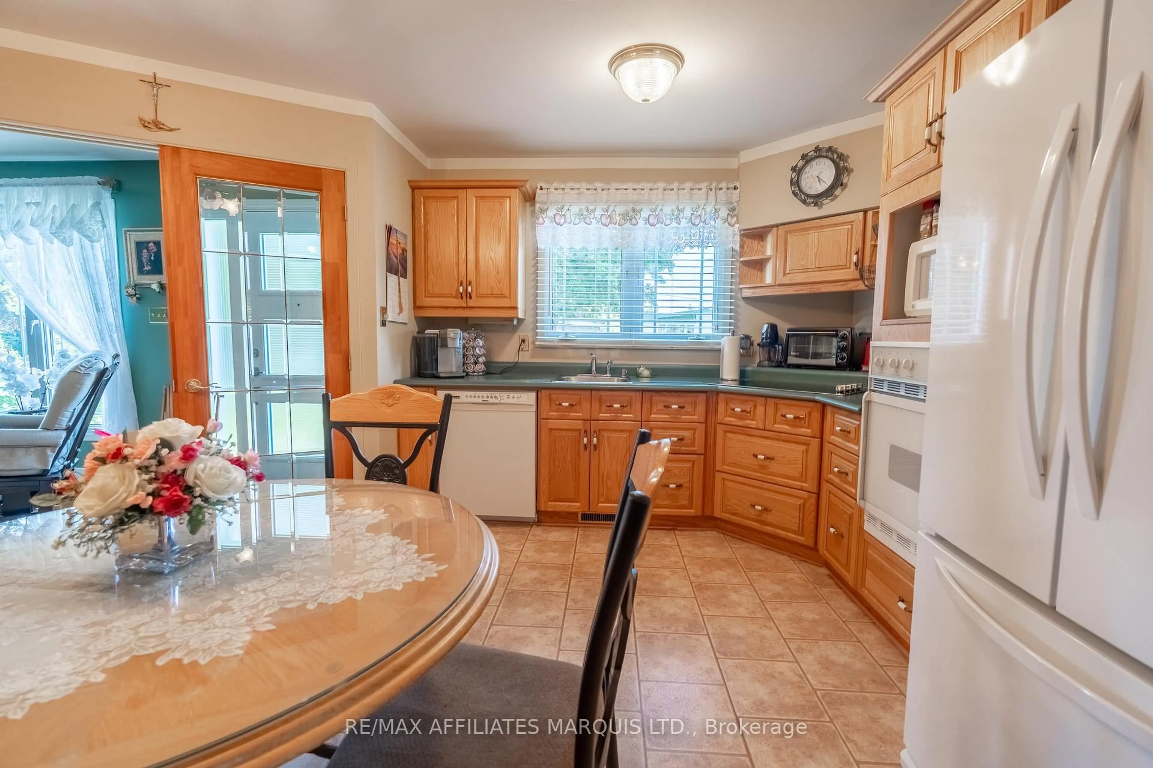 Standard kitchen, ceramic/tile floor for 429 Beach Ave, Cornwall Ontario K6H 5P3