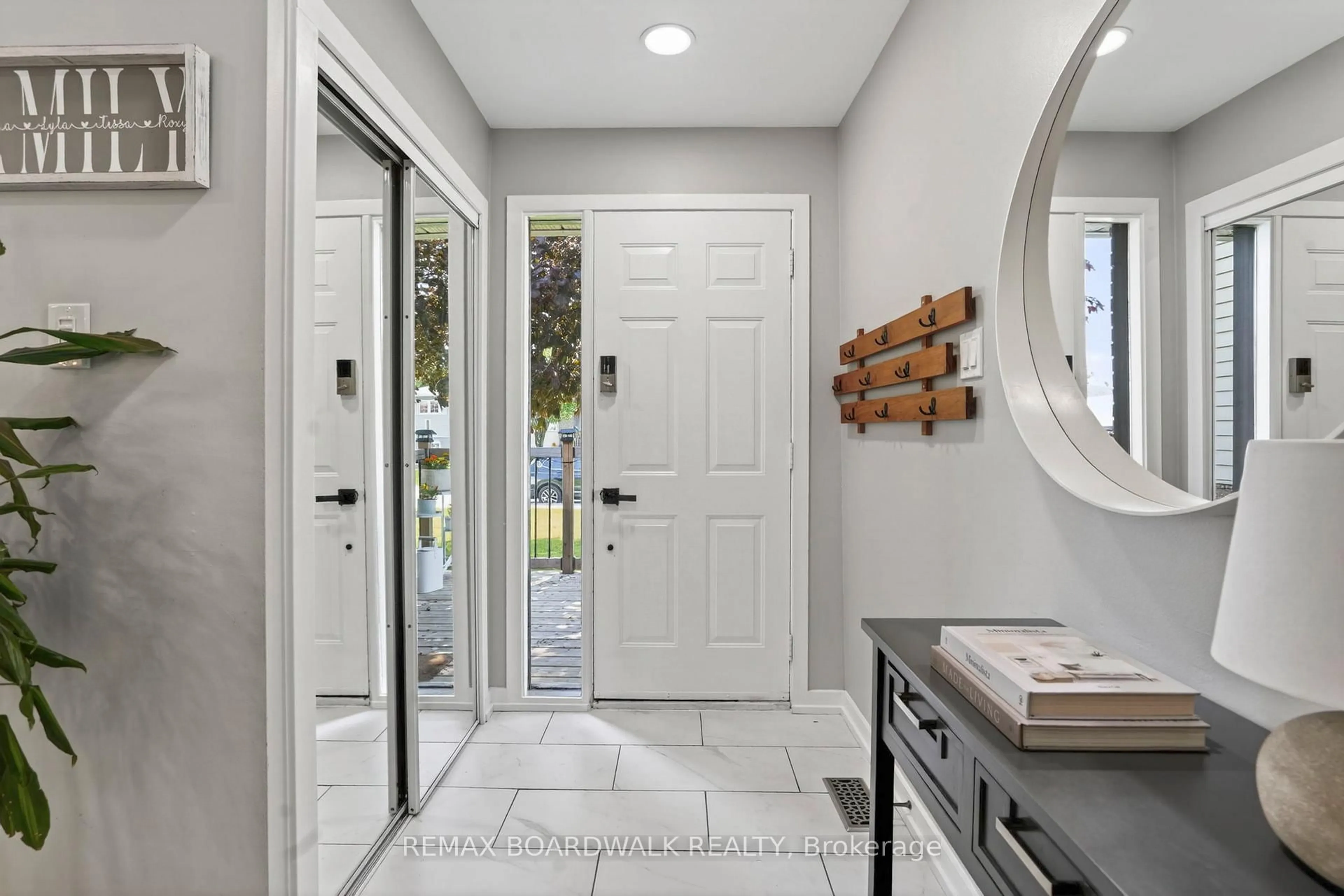 Indoor entryway for 24 Fortune St, Richmond Ontario K0A 2Z0