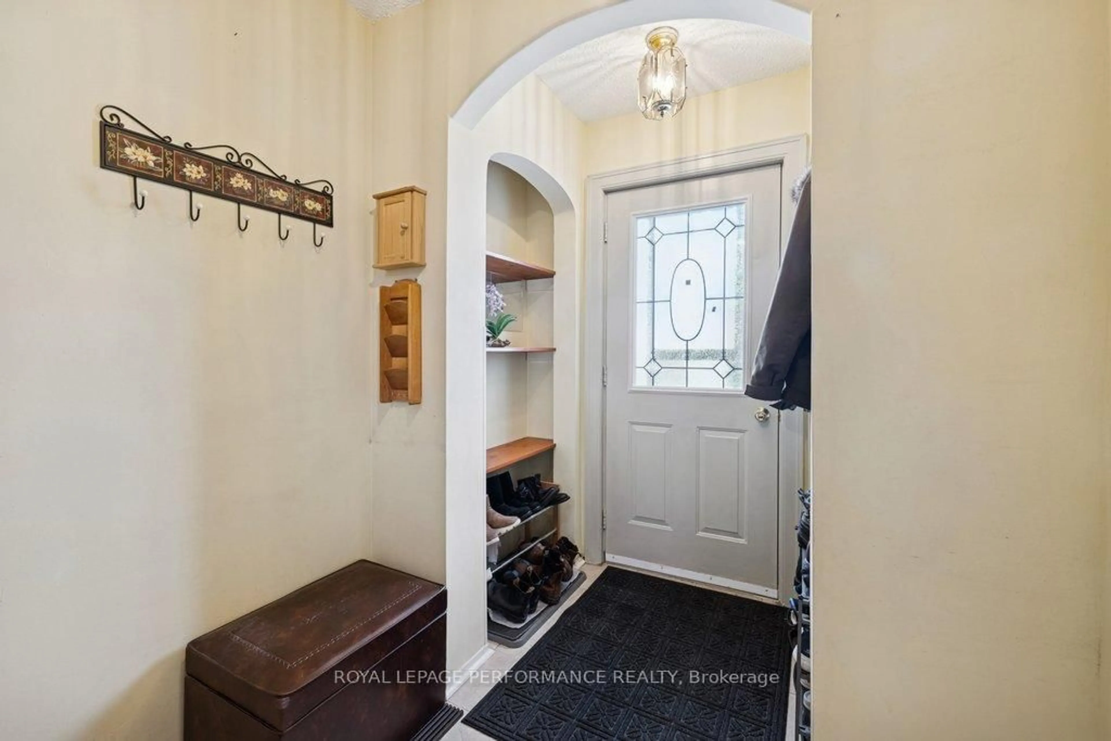 Indoor entryway for 525 Kirkwood Ave, Ottawa Ontario K1Z 5X2