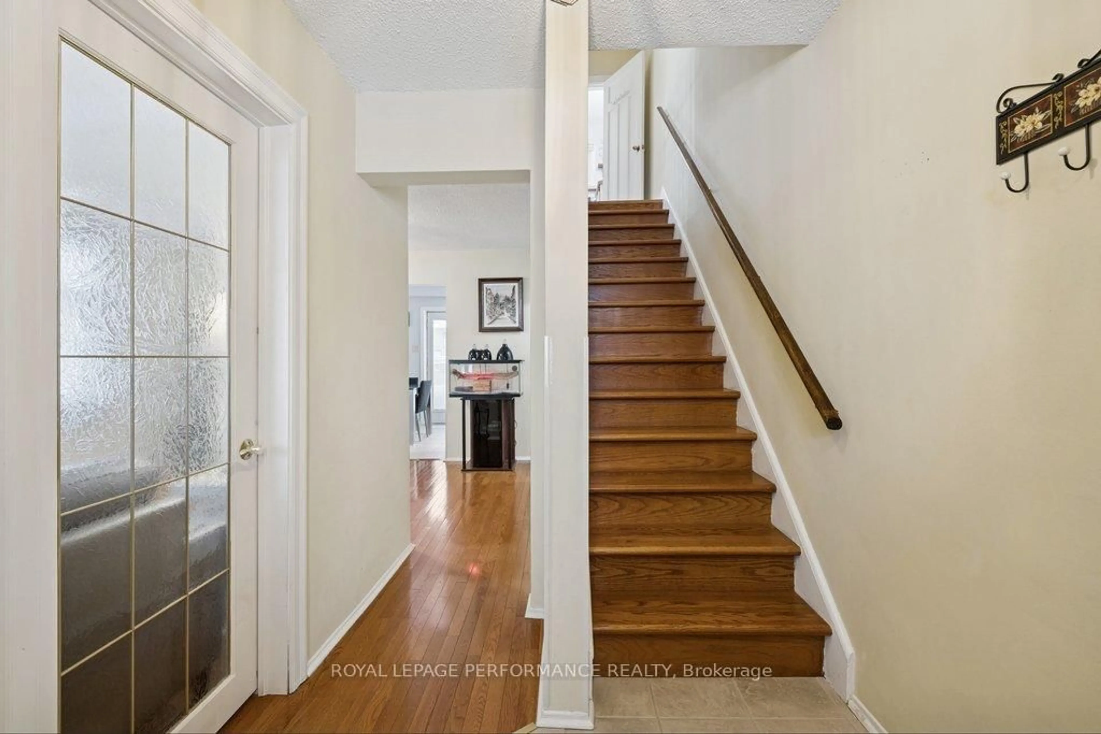 Indoor entryway for 525 Kirkwood Ave, Ottawa Ontario K1Z 5X2