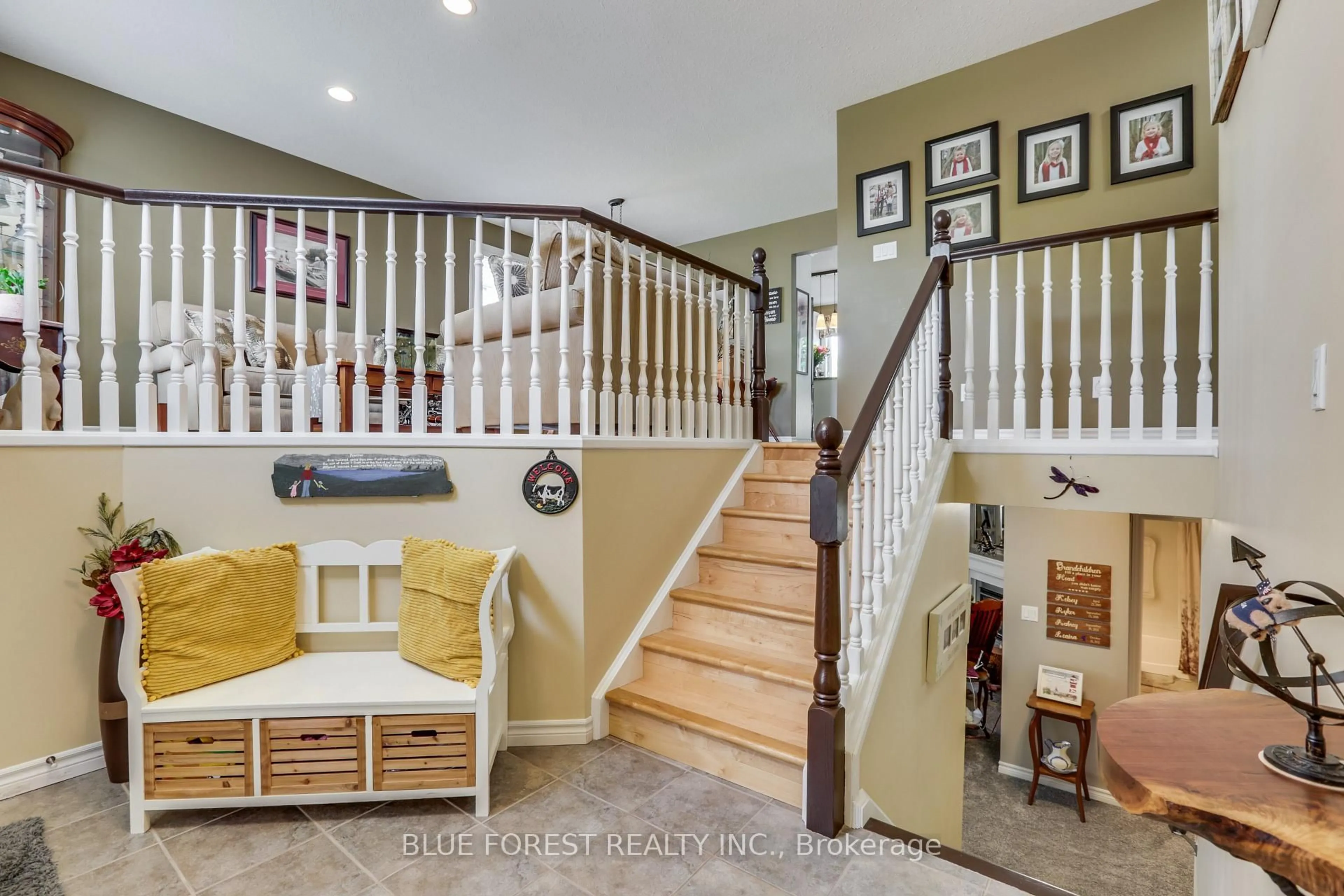 Indoor entryway for 116 Woodvale Dr, Thames Centre Ontario N0L 1G3