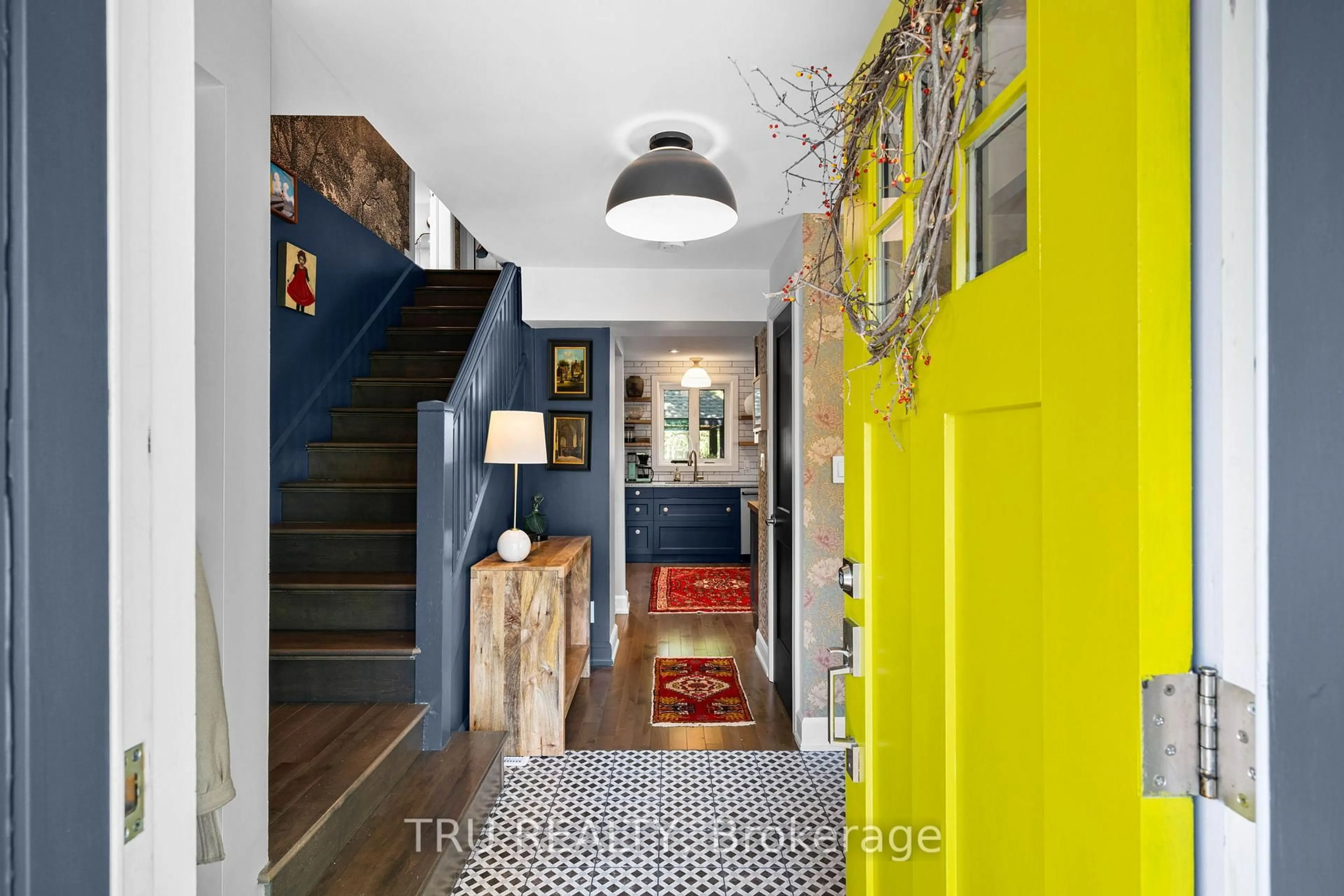 Indoor entryway for 64 Stevenson Ave, Ottawa Ontario K1Z 6N1