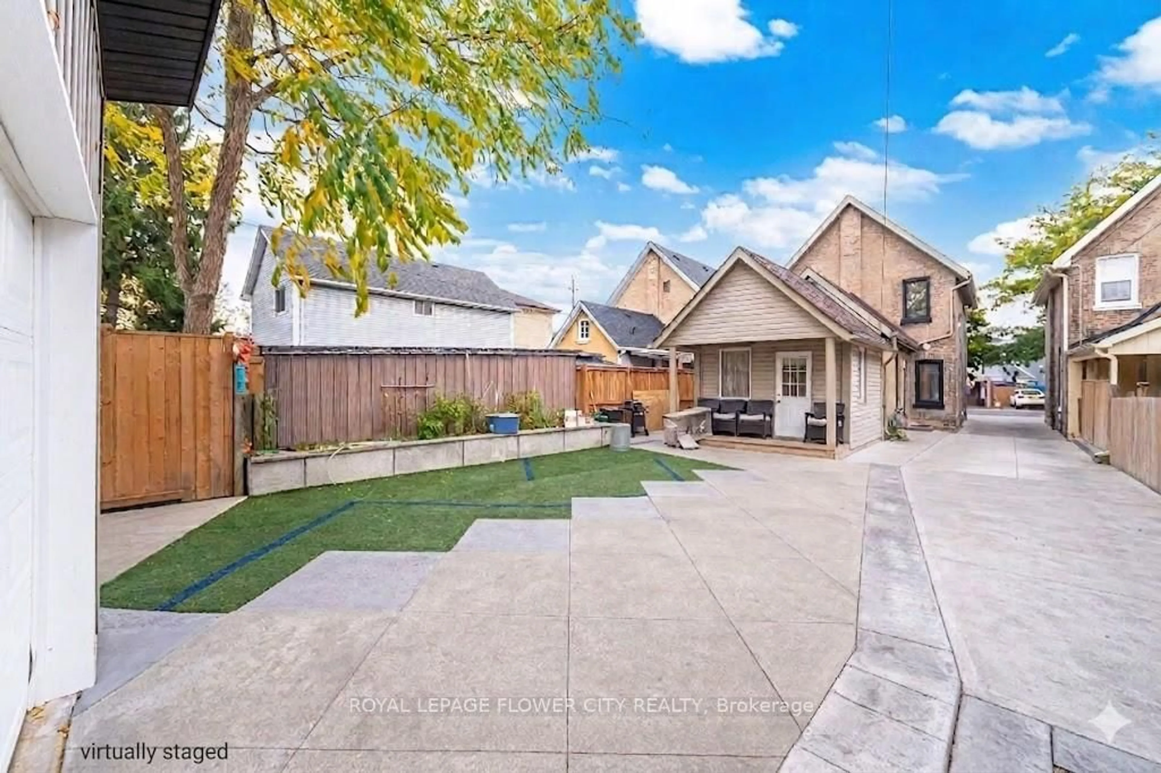 A pic from outside/outdoor area/front of a property/back of a property/a pic from drone, street for 10 Pearl St, Brantford Ontario N3T 3N4