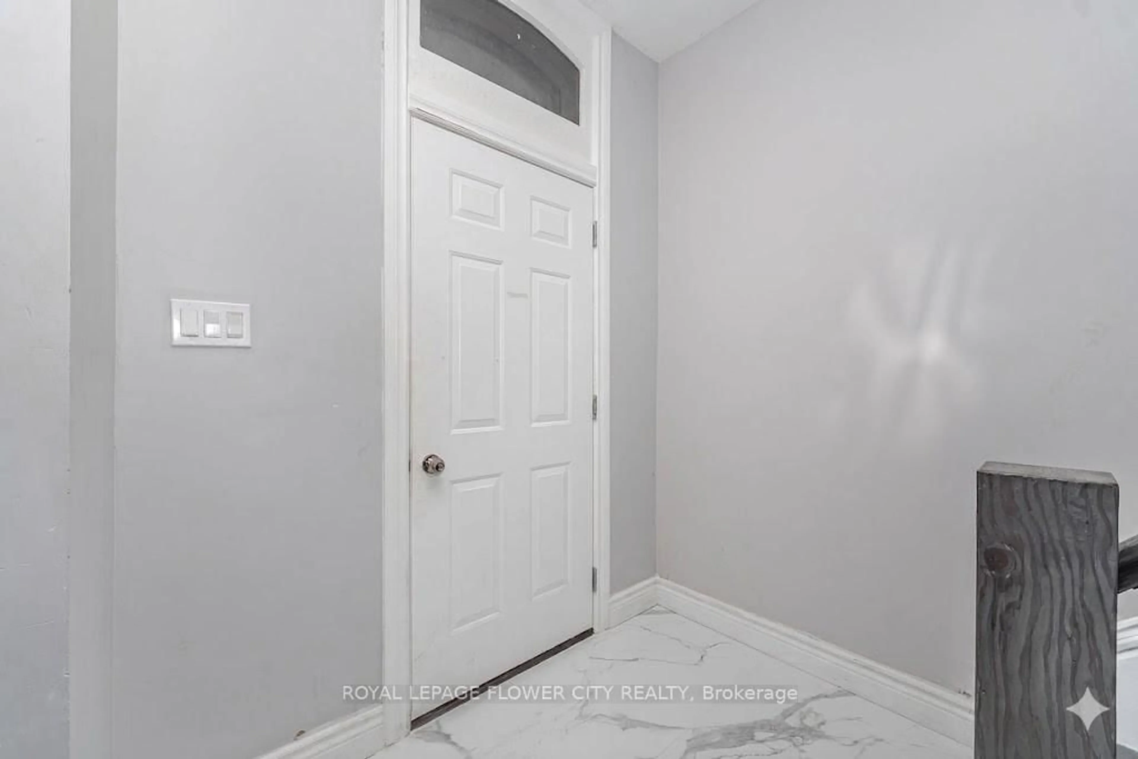 Indoor entryway for 10 Pearl St, Brantford Ontario N3T 3N4