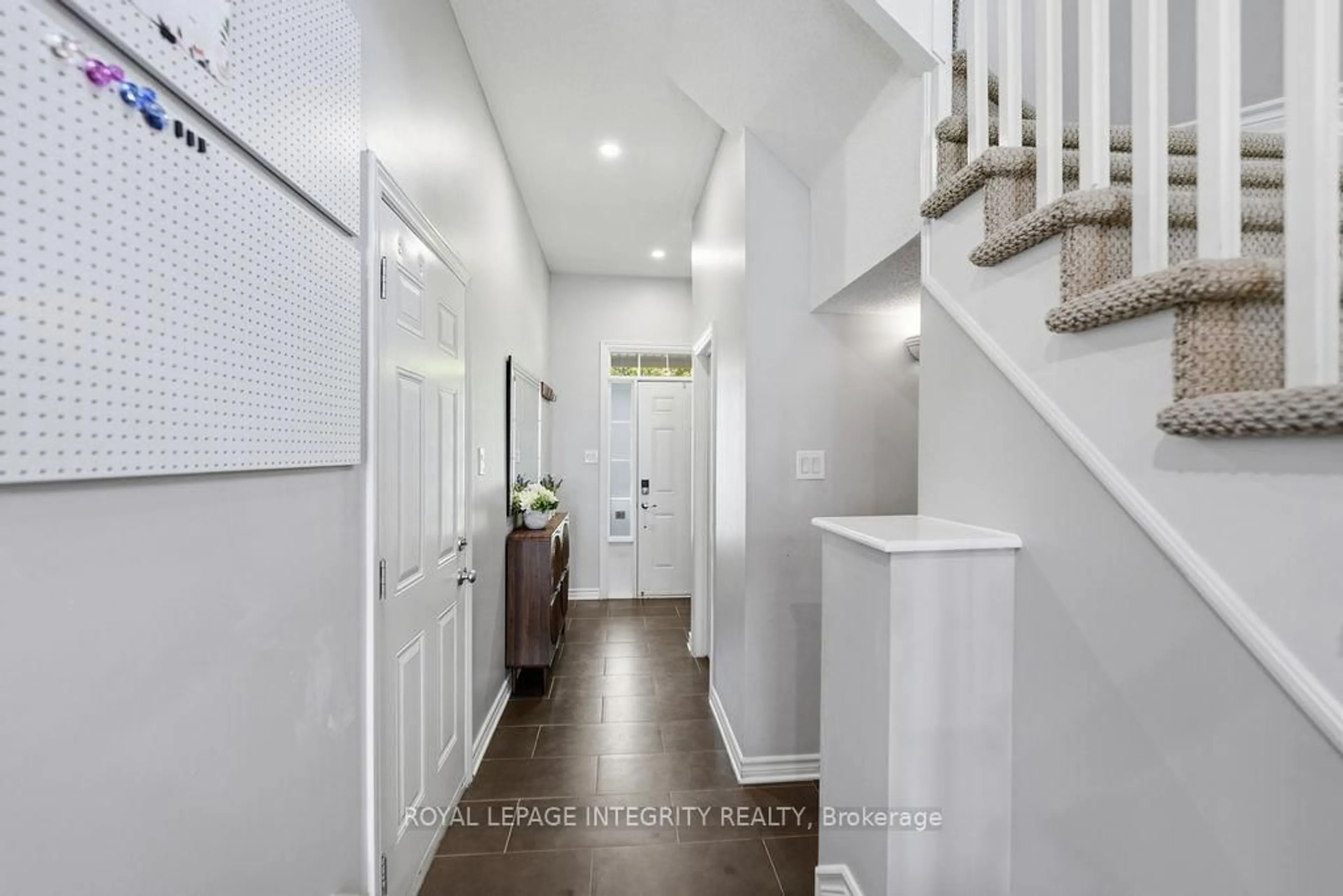 Indoor entryway for 268 Keyrock Dr, Ottawa Ontario K2T 0G2