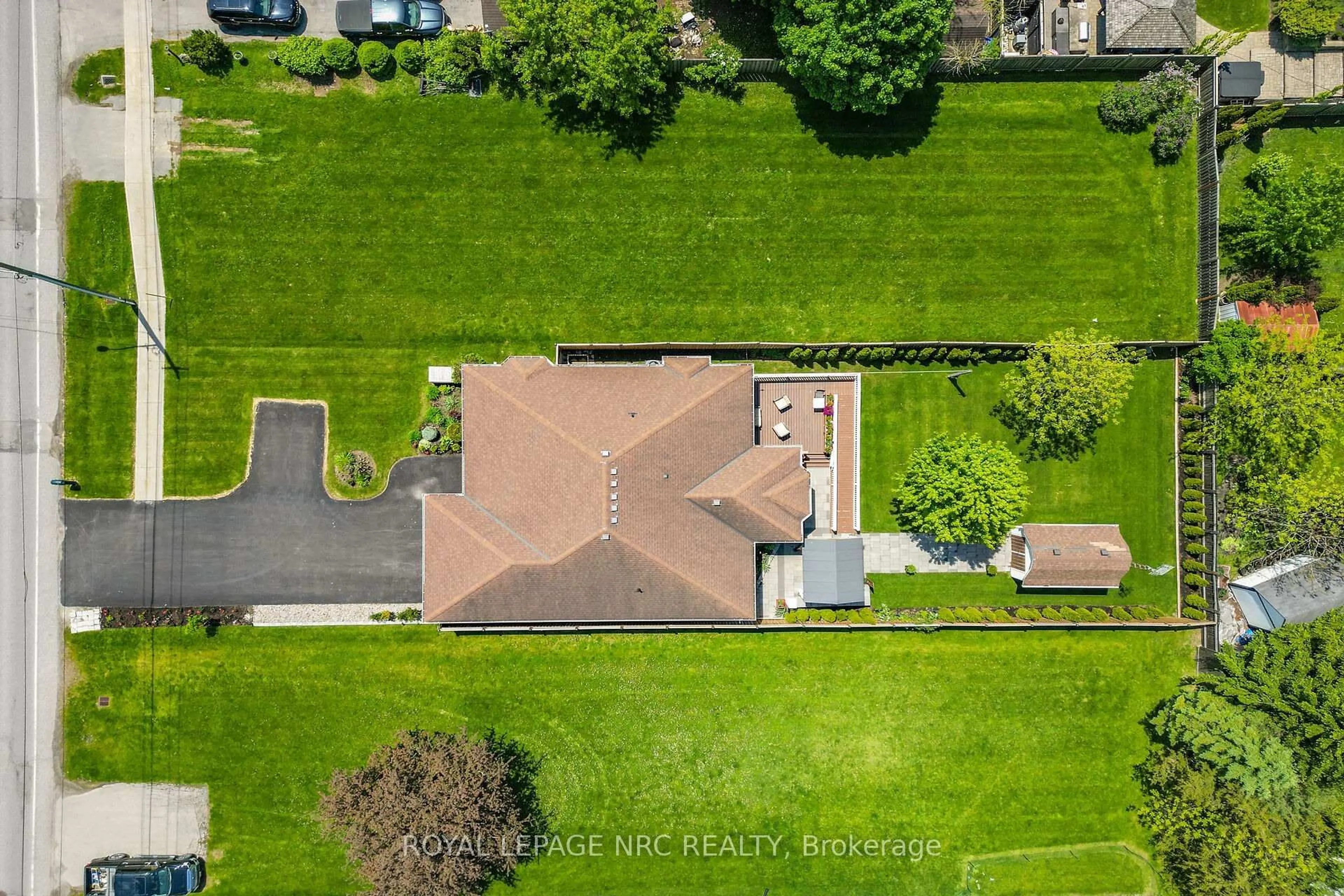 A pic from outside/outdoor area/front of a property/back of a property/a pic from drone, street for 353 Station St, West Lincoln Ontario L0R 2A0