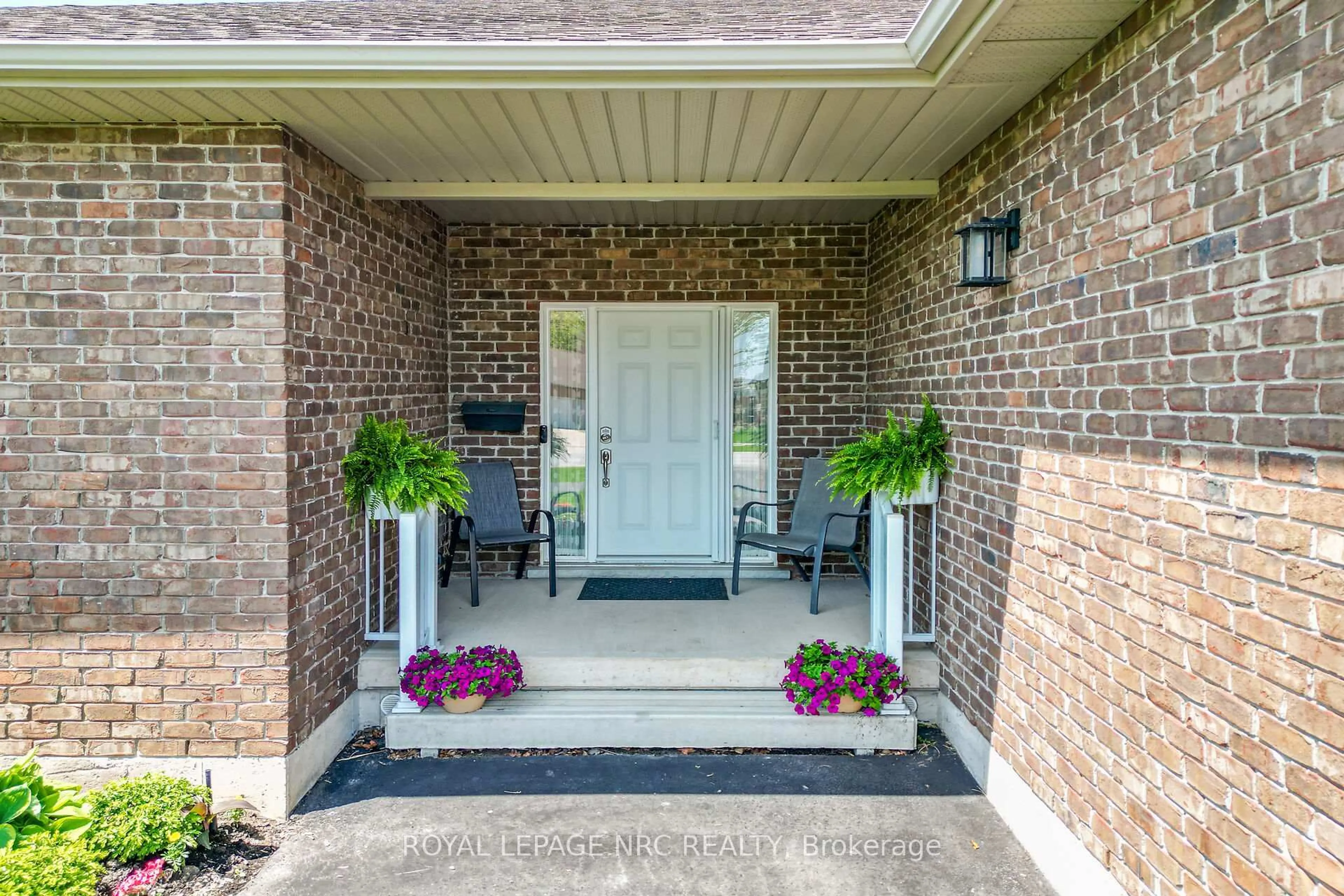 Indoor entryway for 353 Station St, West Lincoln Ontario L0R 2A0
