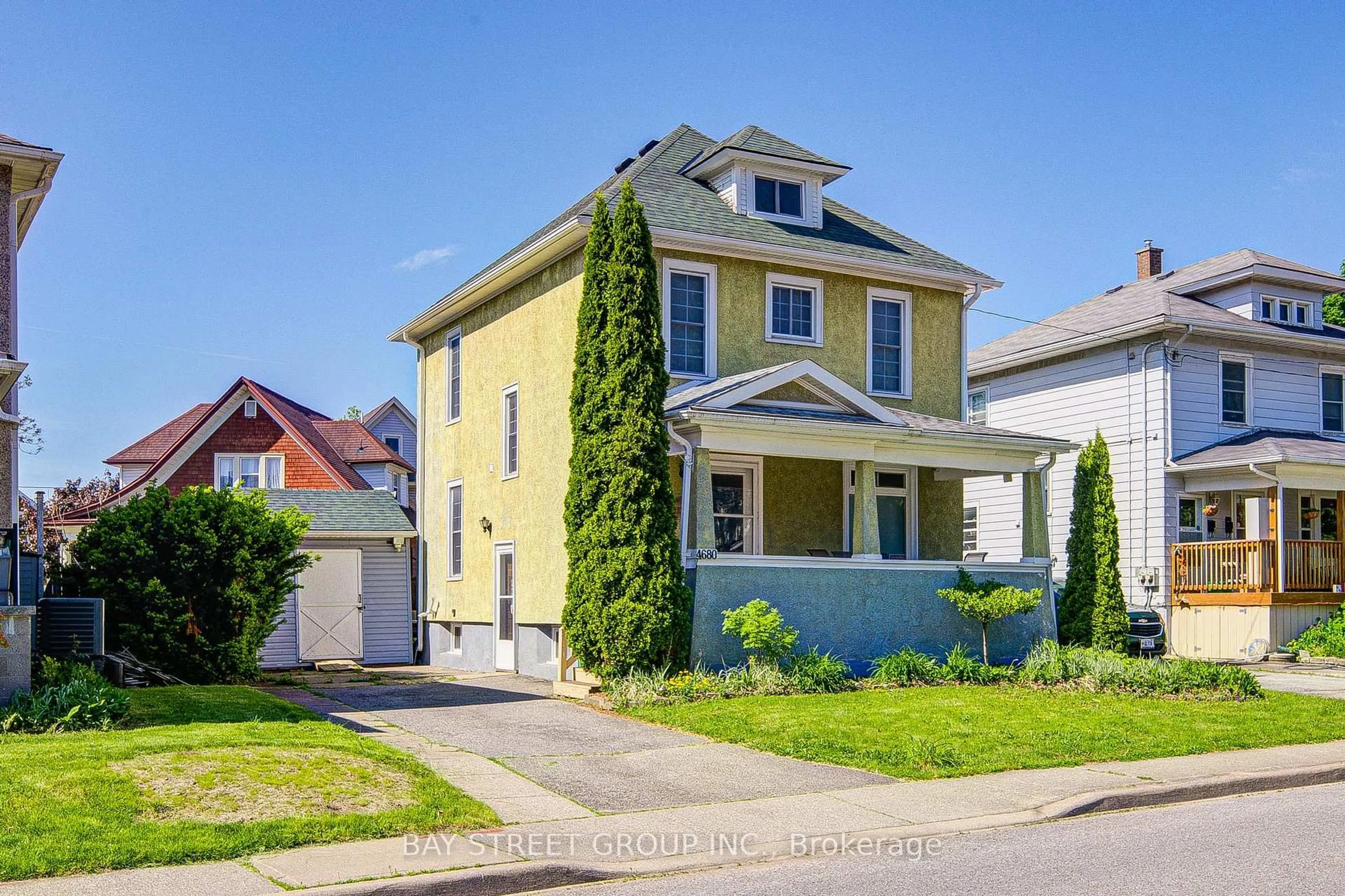Home with vinyl exterior material, street for 4680 Eastwood Cres, Niagara Falls Ontario L2E 1B5