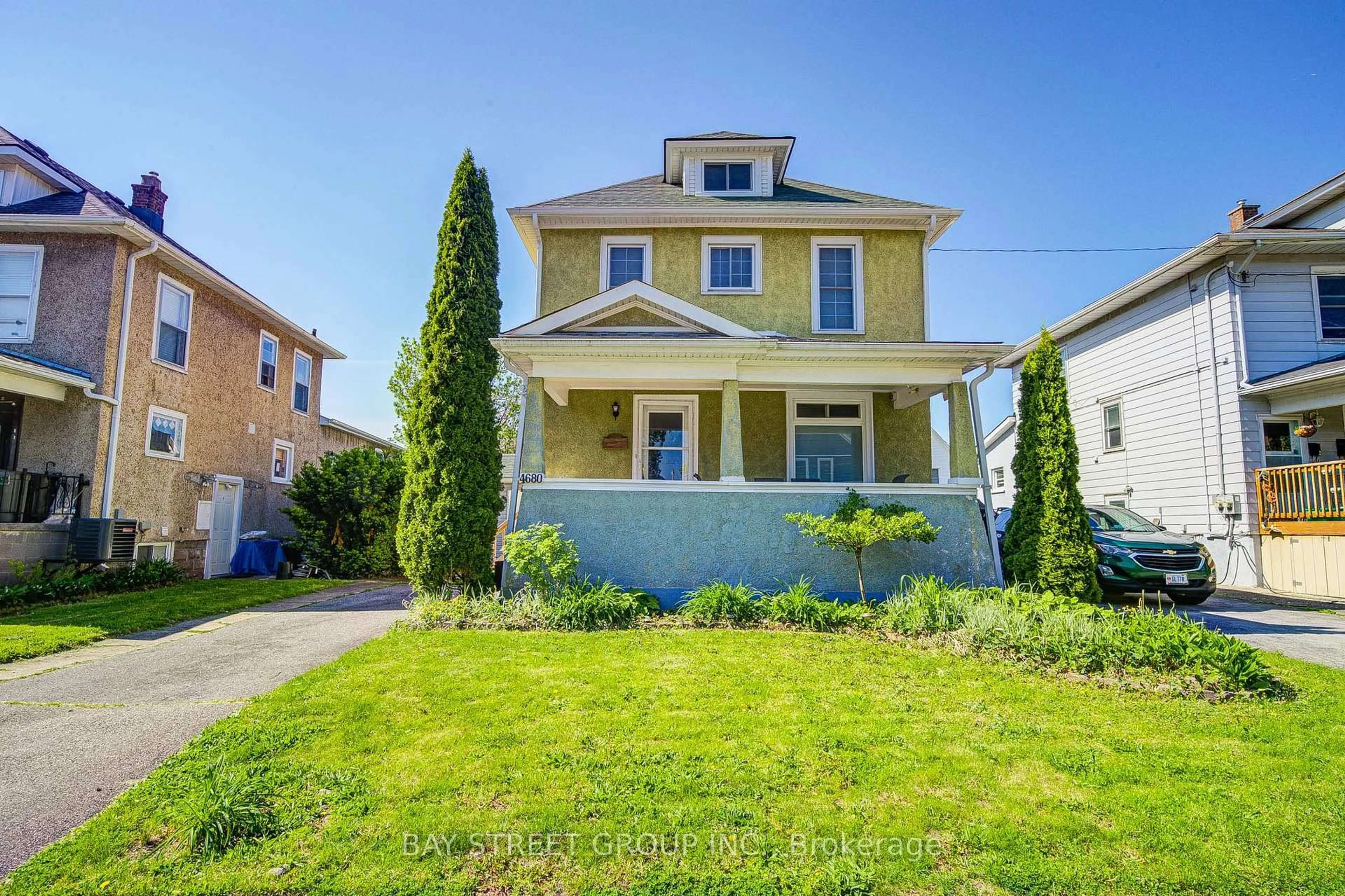 Home with vinyl exterior material, street for 4680 Eastwood Cres, Niagara Falls Ontario L2E 1B5