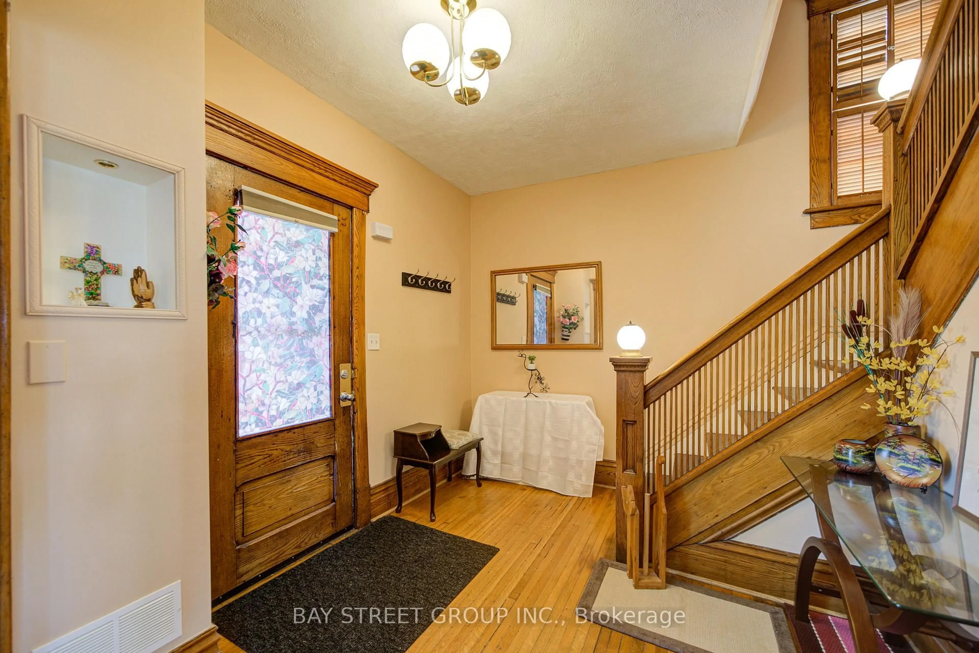 Indoor foyer for 4680 Eastwood Cres, Niagara Falls Ontario L2E 1B5