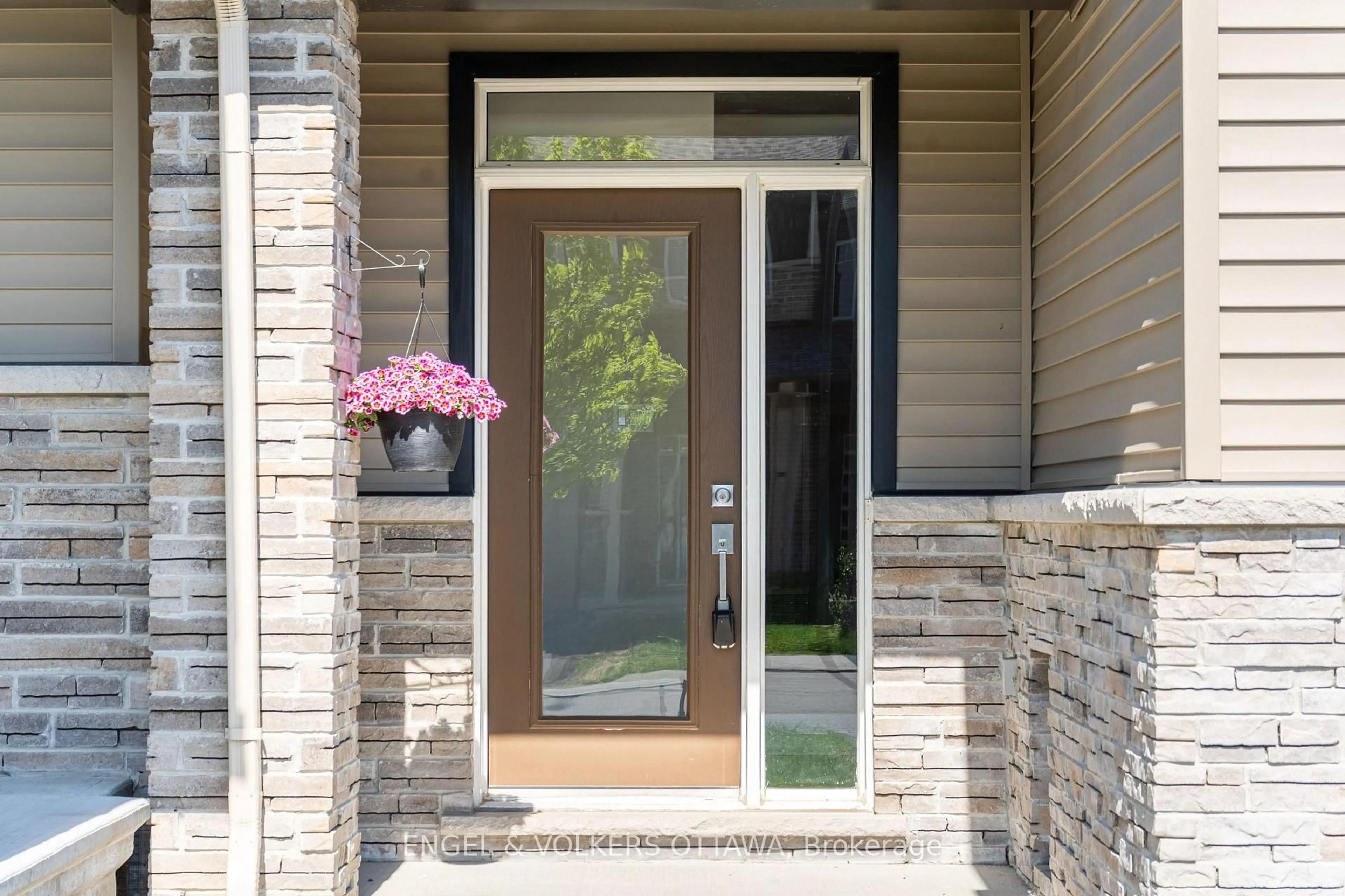 Indoor entryway for 205 Geyser Pl, Ottawa Ontario K2J 6N9