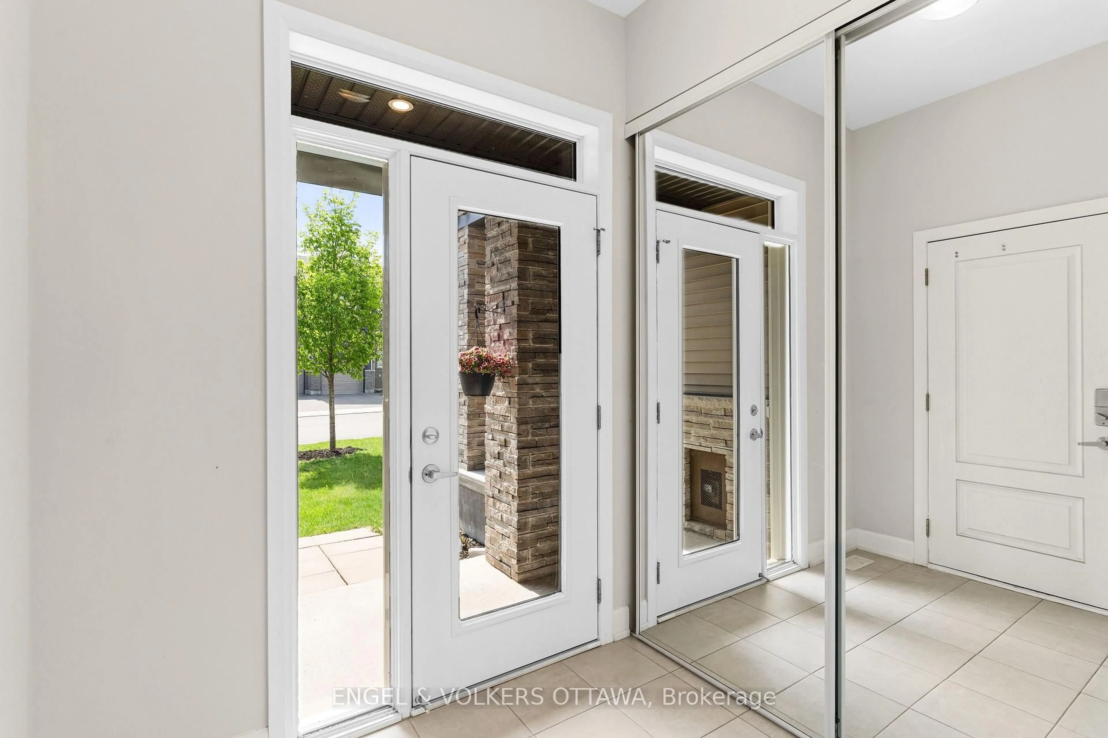 Indoor entryway for 205 Geyser Pl, Ottawa Ontario K2J 6N9