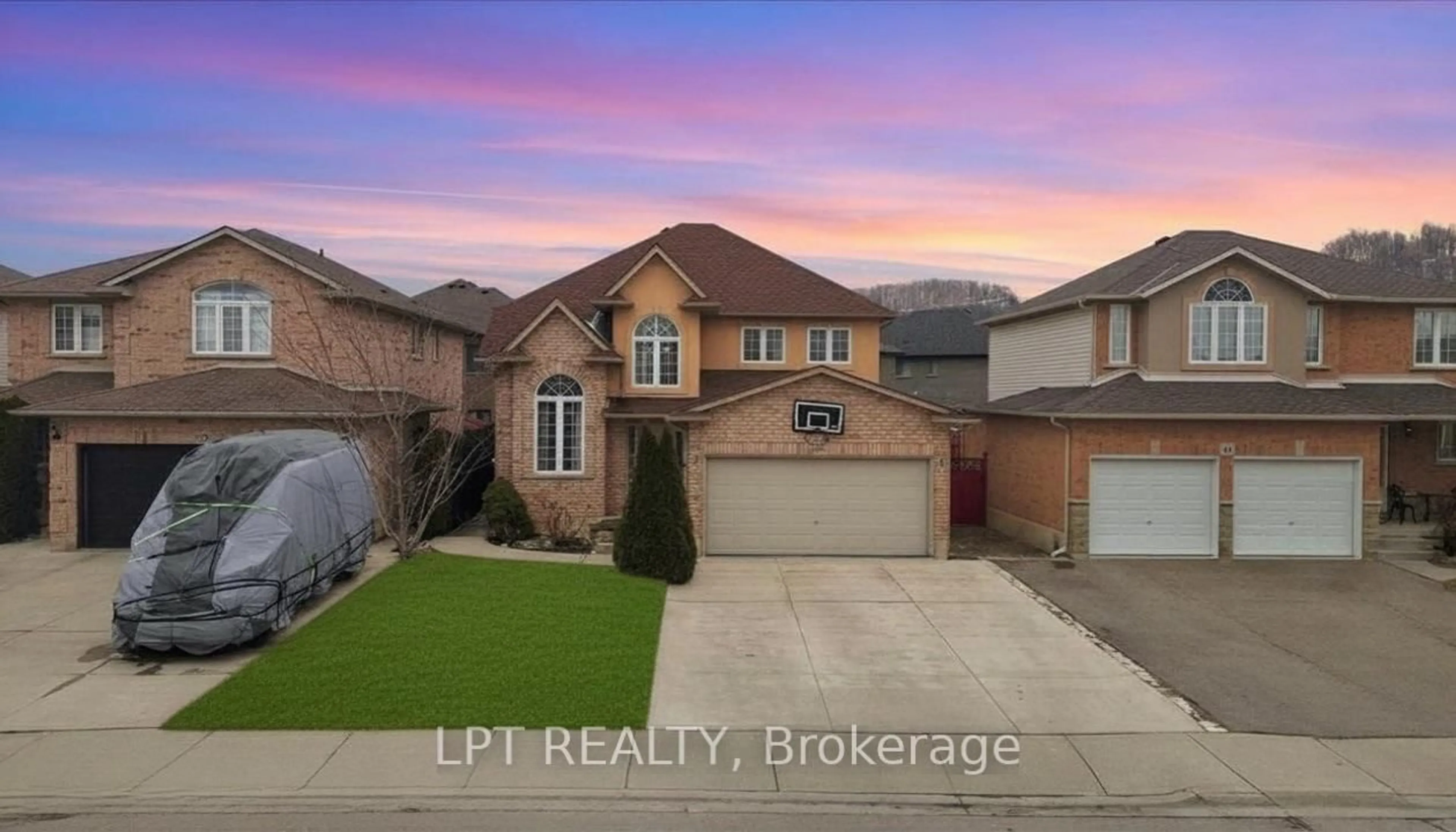 A pic from outside/outdoor area/front of a property/back of a property/a pic from drone, street for 48 Nashville Circ, Hamilton Ontario L8G 5H2