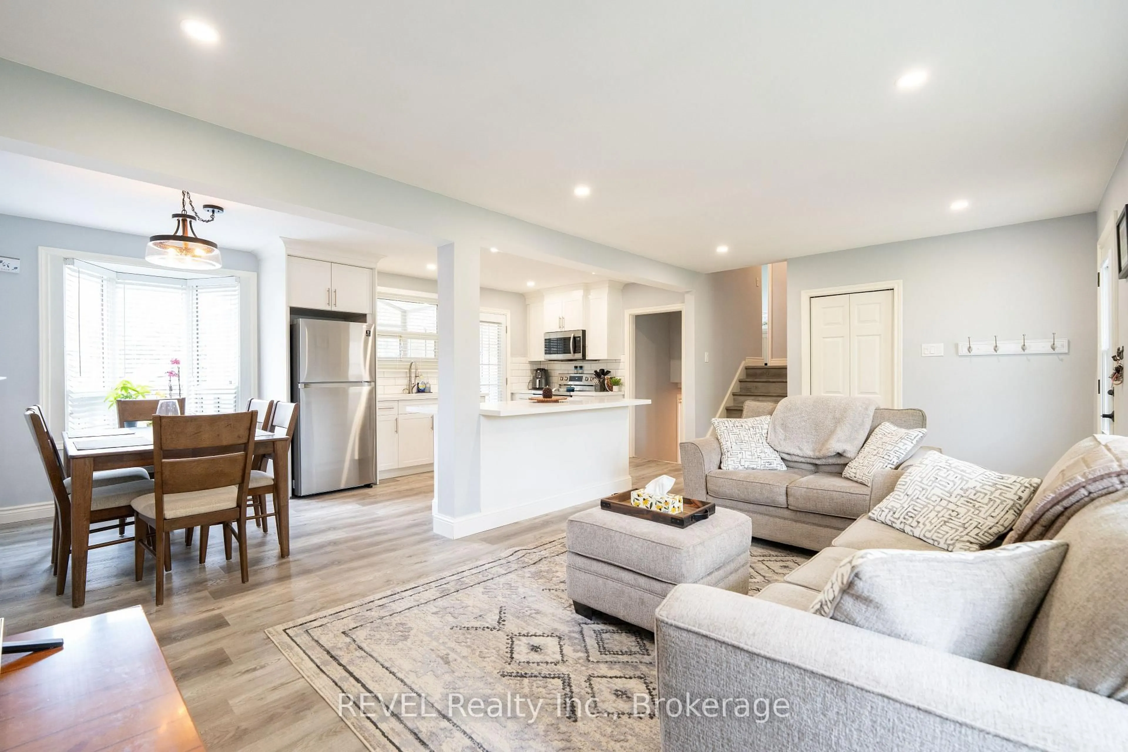 Open concept kitchen, unknown for 4480 Queensway Gdns, Niagara Falls Ontario L2E 6P7