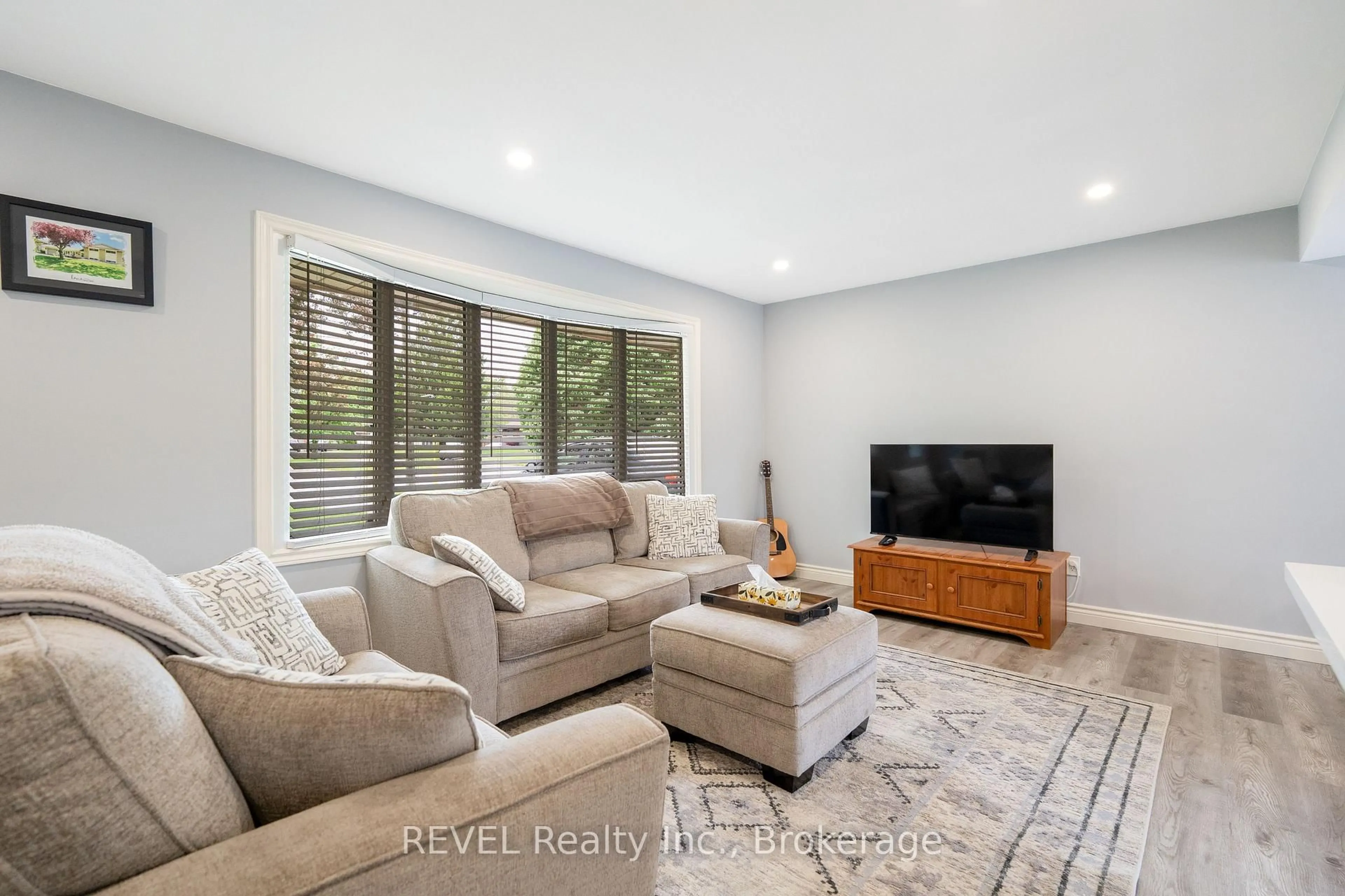 Living room with furniture, unknown for 4480 Queensway Gdns, Niagara Falls Ontario L2E 6P7