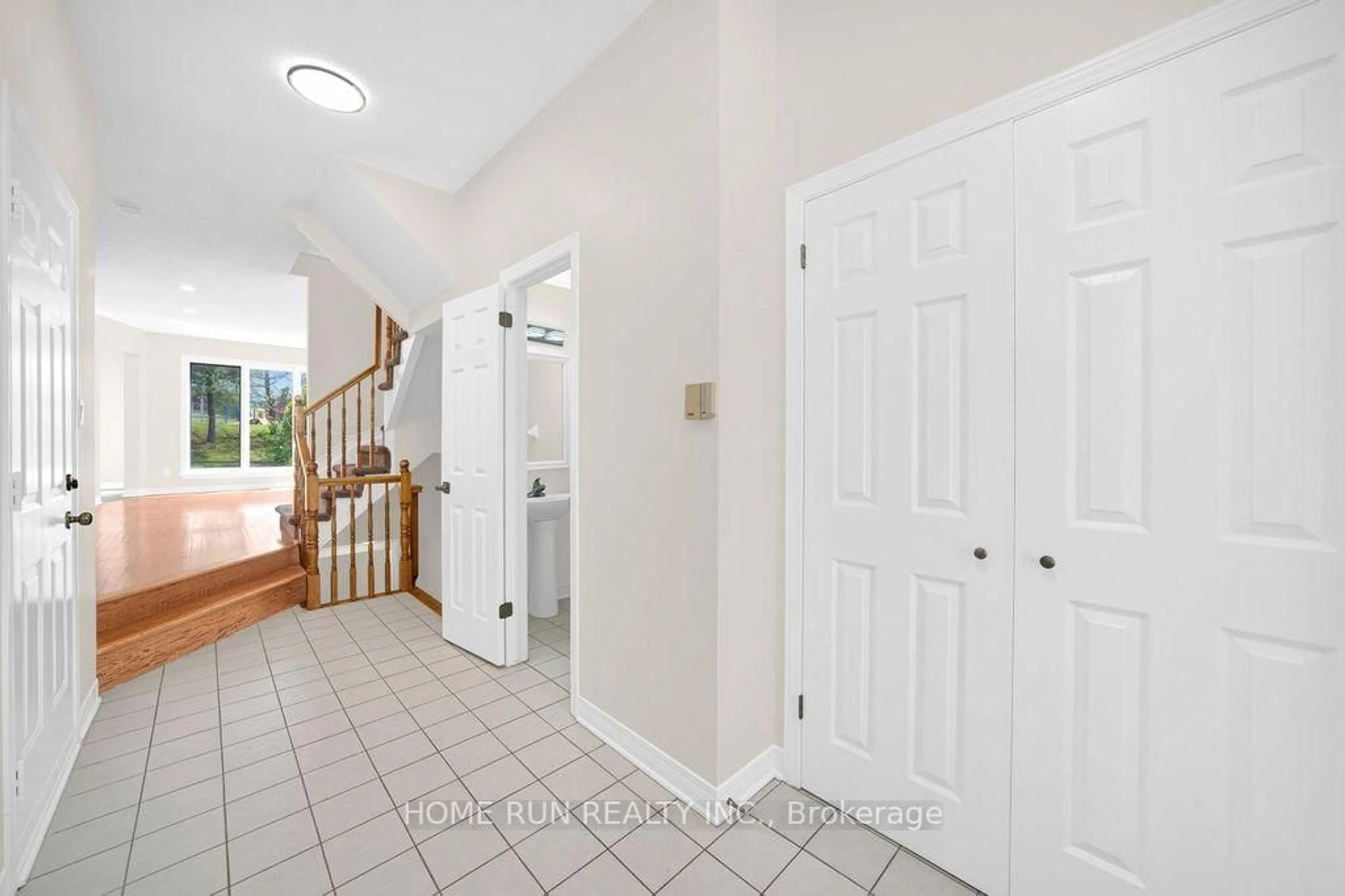 Indoor entryway for 102 Kimberwick Cres, Ottawa Ontario K1V 1K7