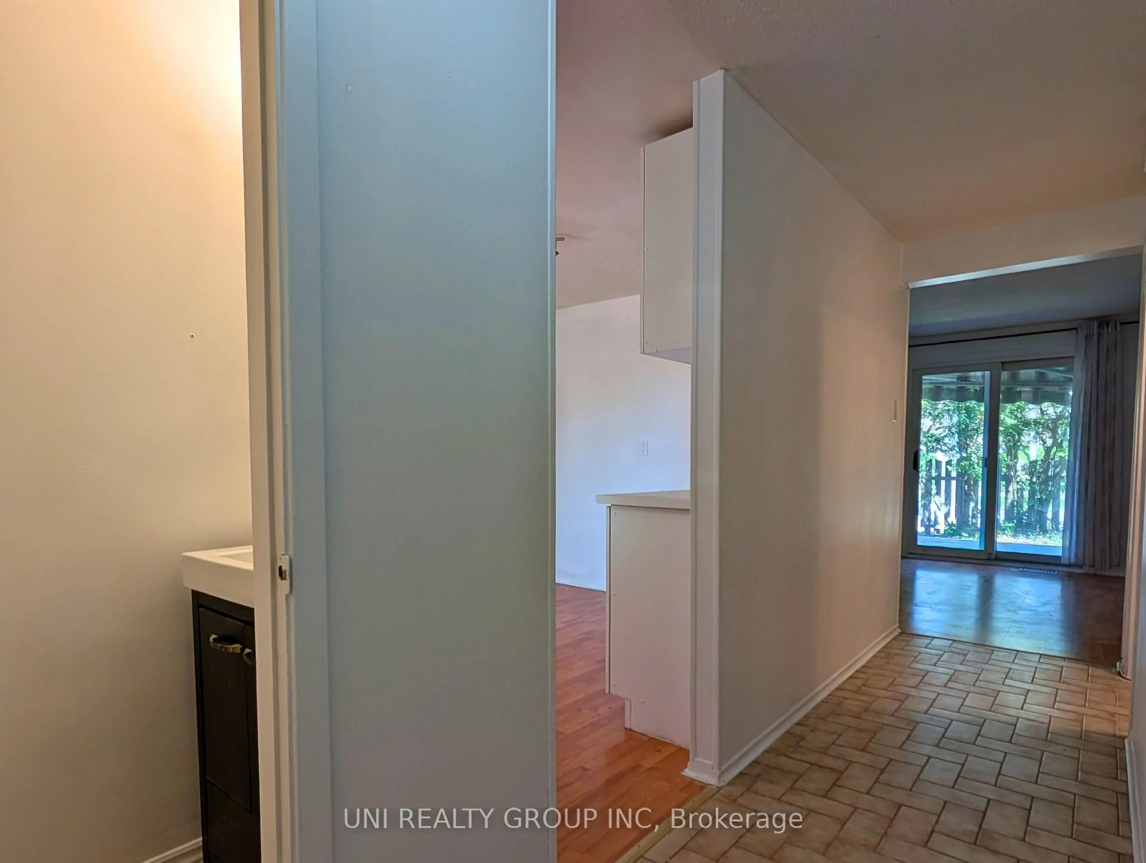 Indoor entryway for 1460 HEATHERINGTON Rd #G, Ottawa Ontario K1V 6S1