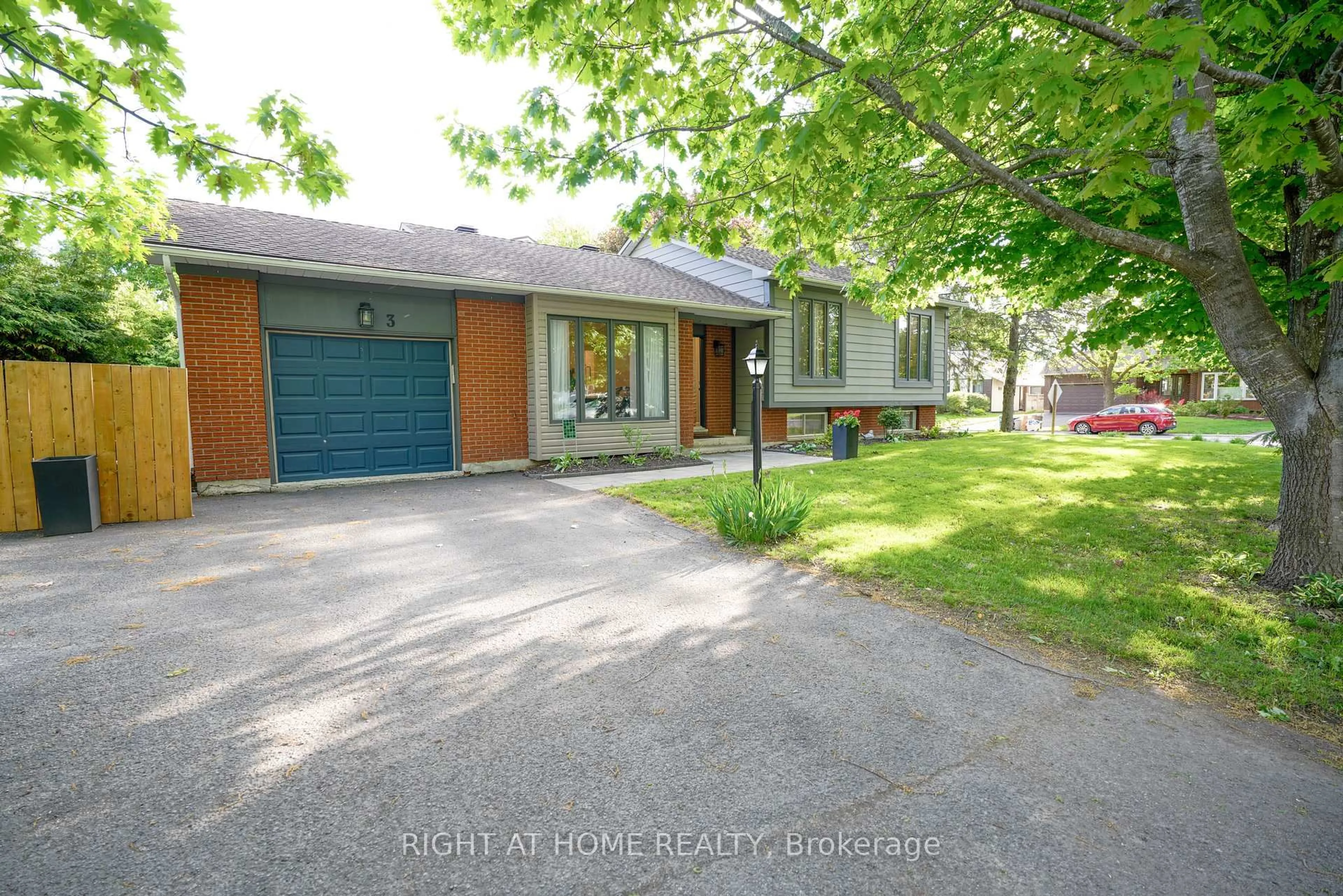 A pic from outside/outdoor area/front of a property/back of a property/a pic from drone, street for 3 Pommel Cres, Ottawa Ontario K2M 1A3