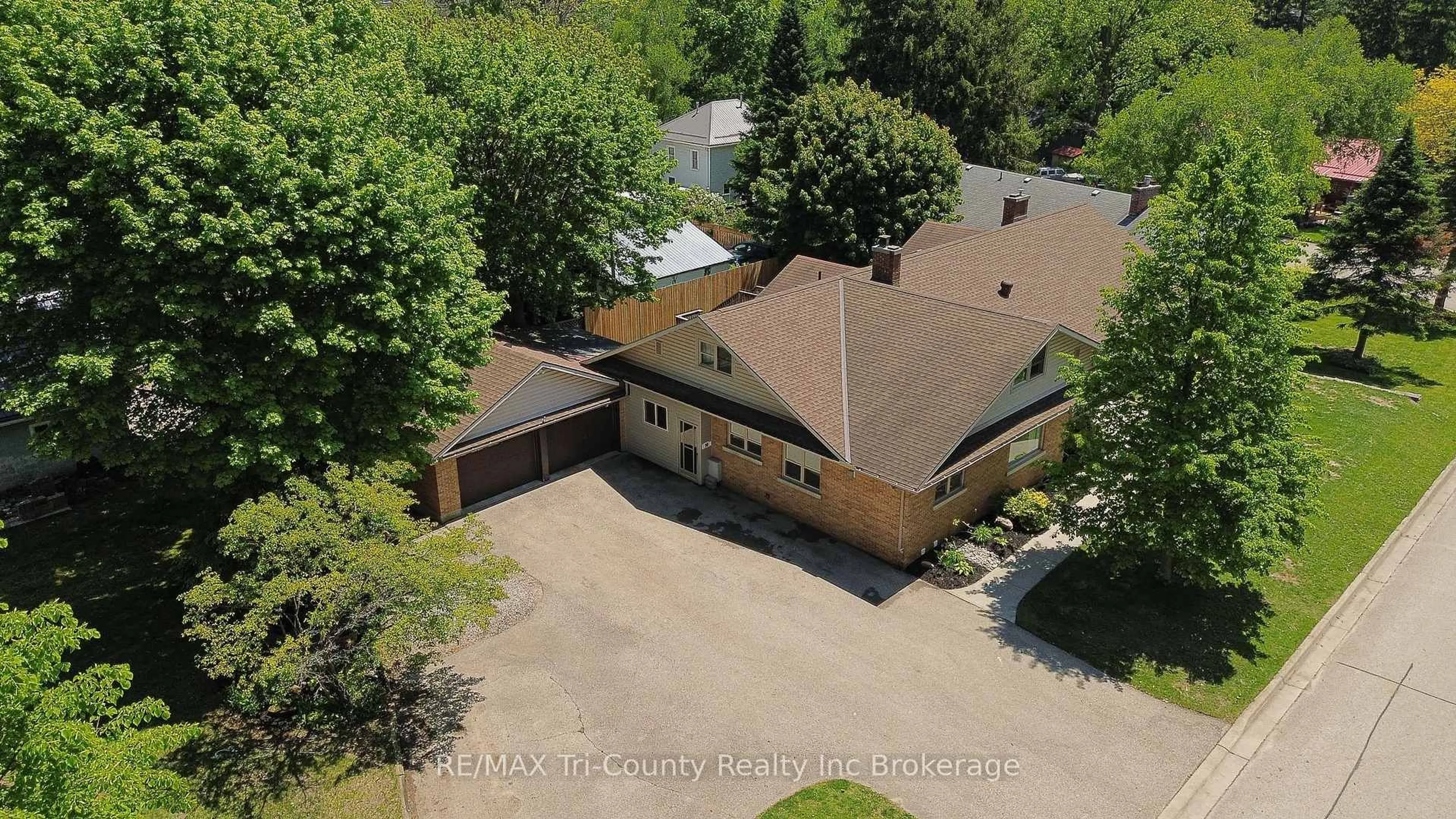A pic from outside/outdoor area/front of a property/back of a property/a pic from drone, unknown for 16 Delevan Cres, Tillsonburg Ontario N4G 3M7
