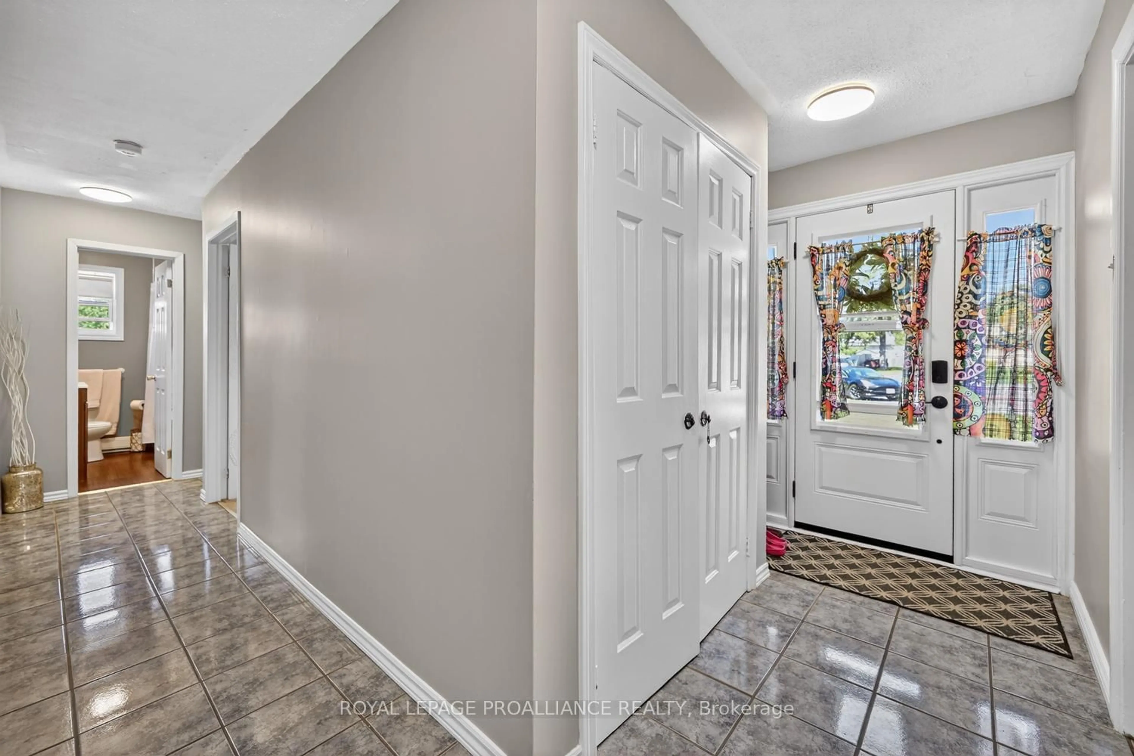 Indoor entryway for 913 George St, Edwardsburgh/Cardinal Ontario K0E 1E0