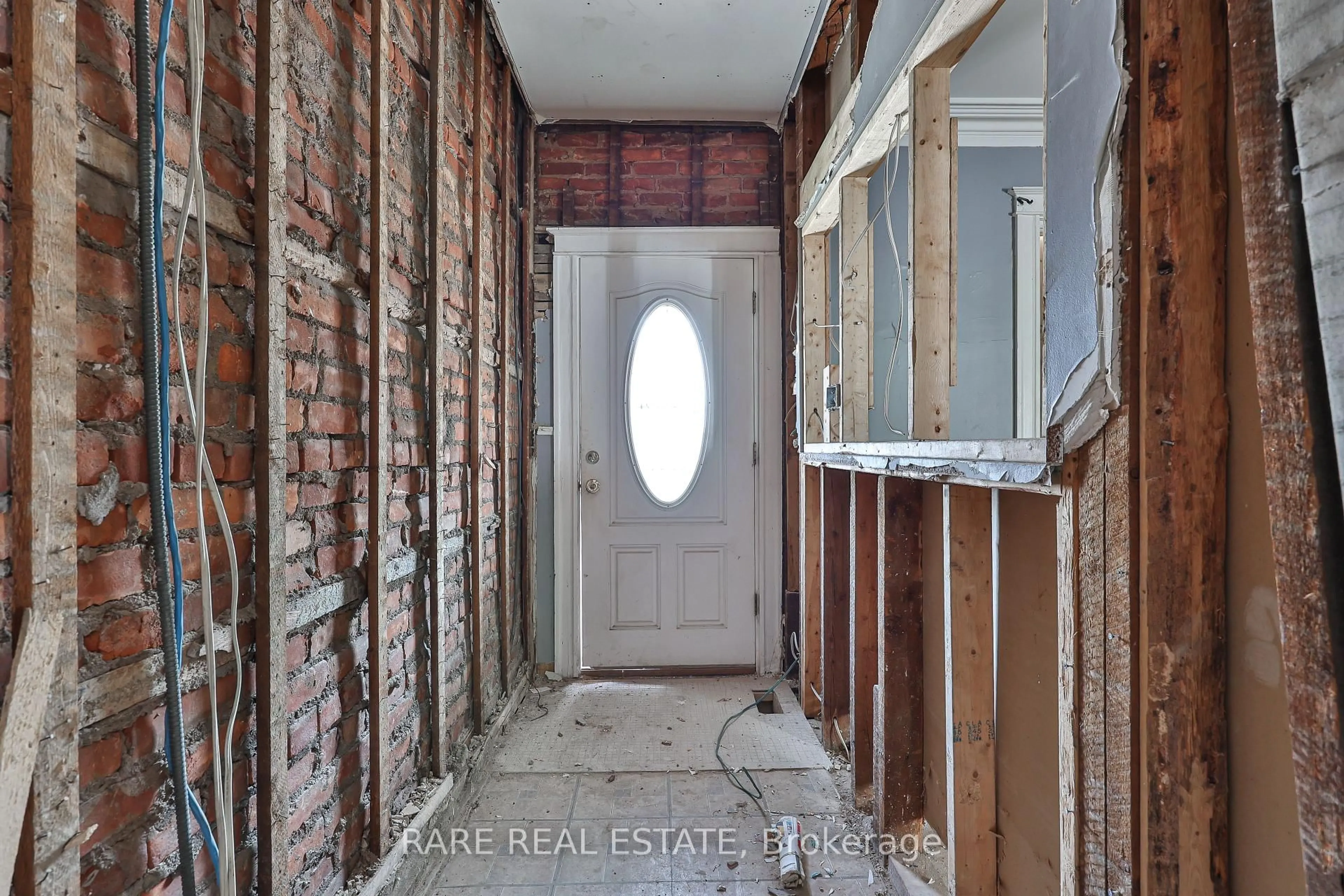 Indoor entryway for 21 Chestnut Ave, Hamilton Ontario L8L 6K5