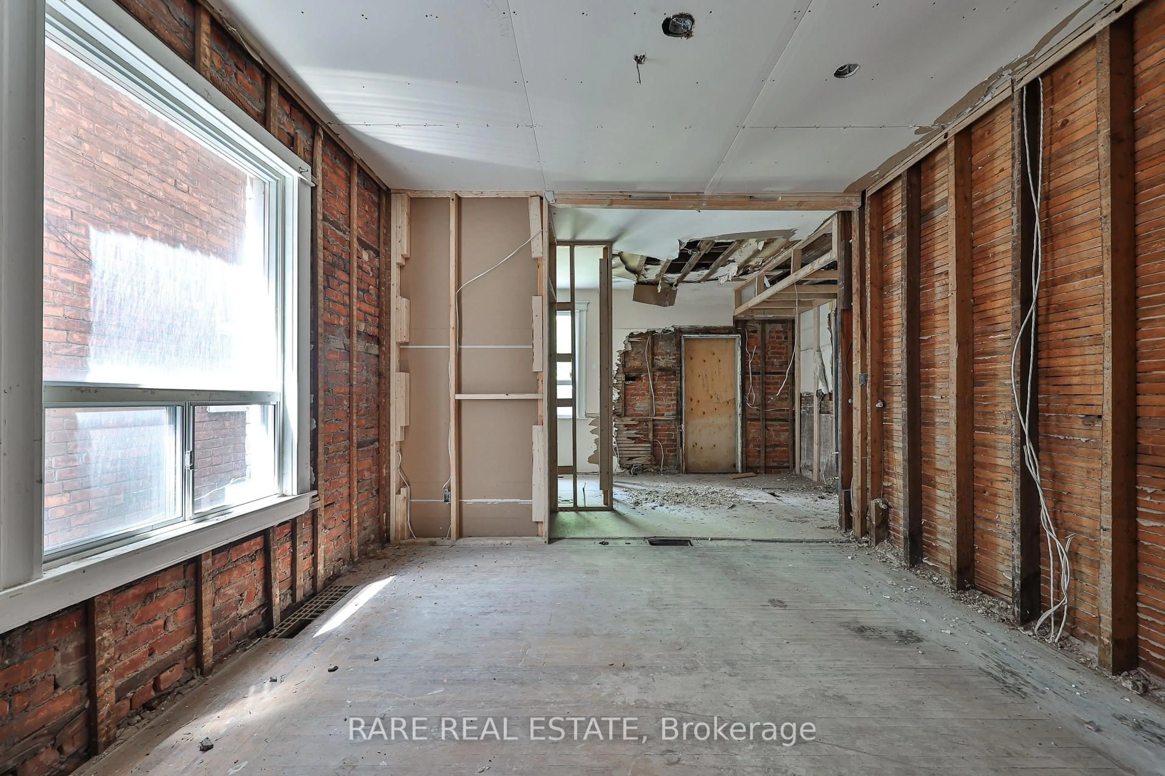 Indoor foyer for 21 Chestnut Ave, Hamilton Ontario L8L 6K5