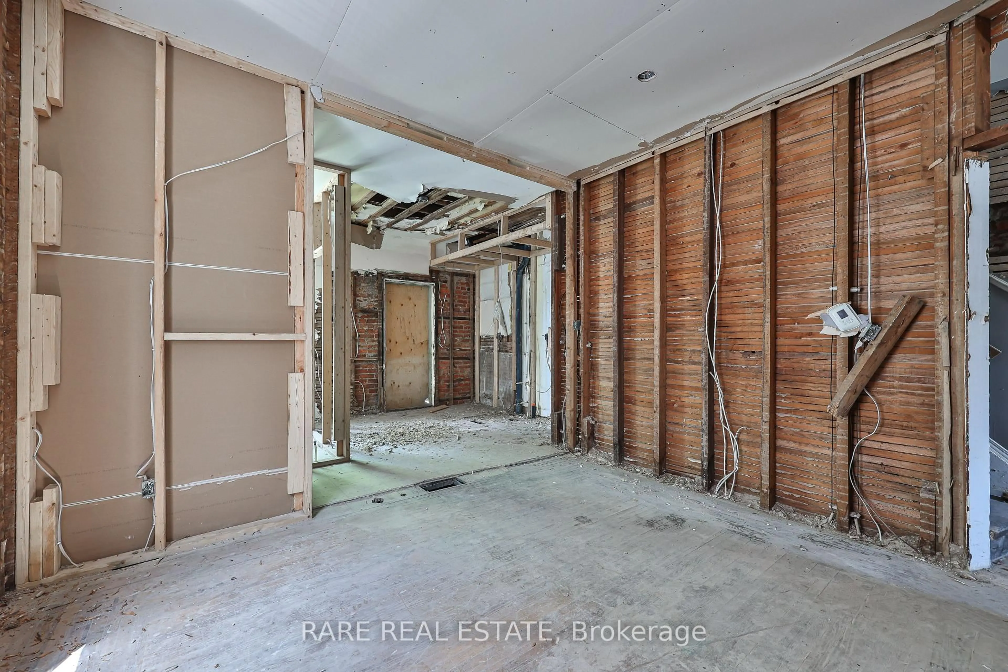 Indoor foyer for 21 Chestnut Ave, Hamilton Ontario L8L 6K5