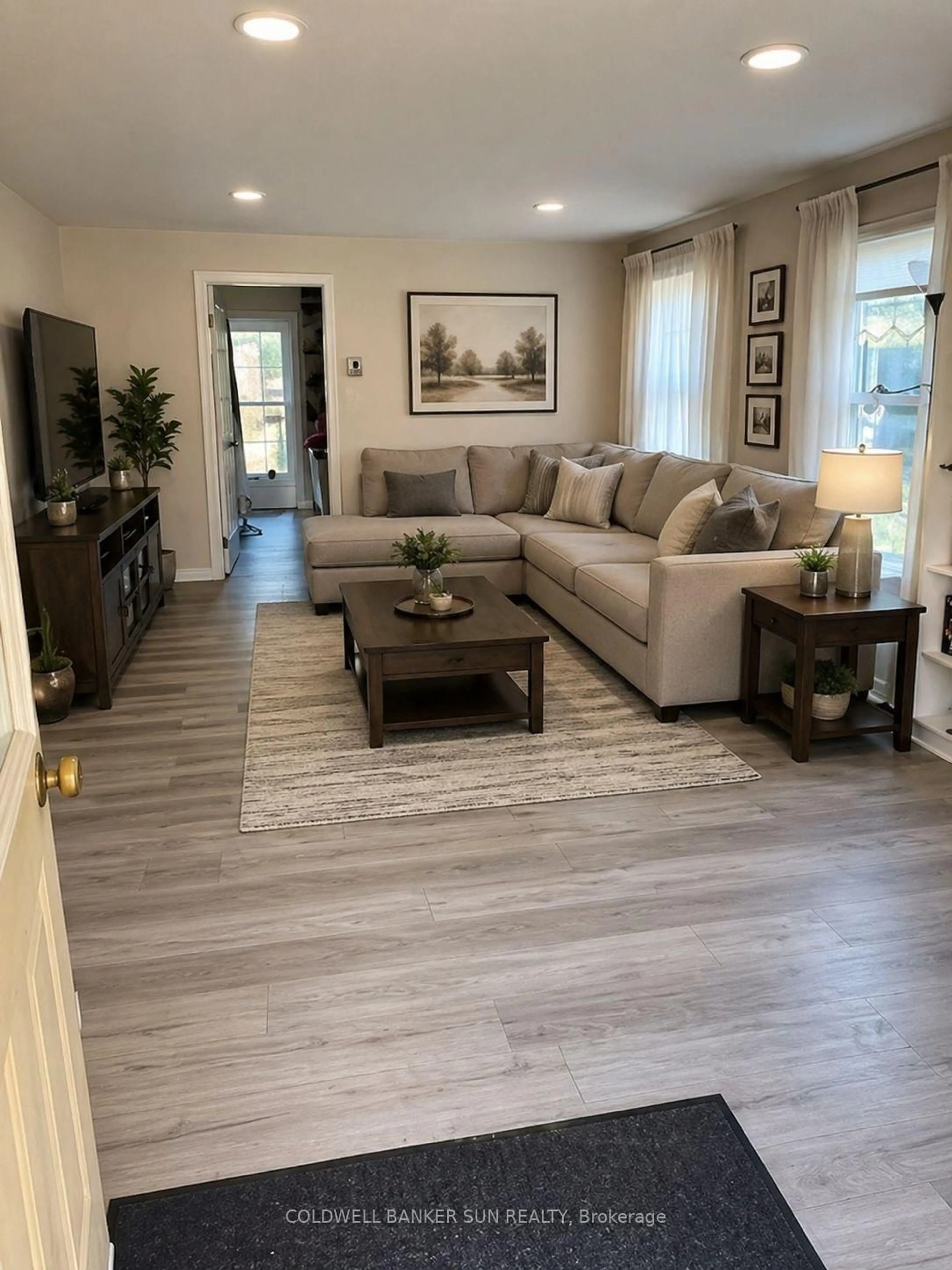 Living room with furniture, wood/laminate floor for 500 Canterbury St, Woodstock Ontario N4S 4K7