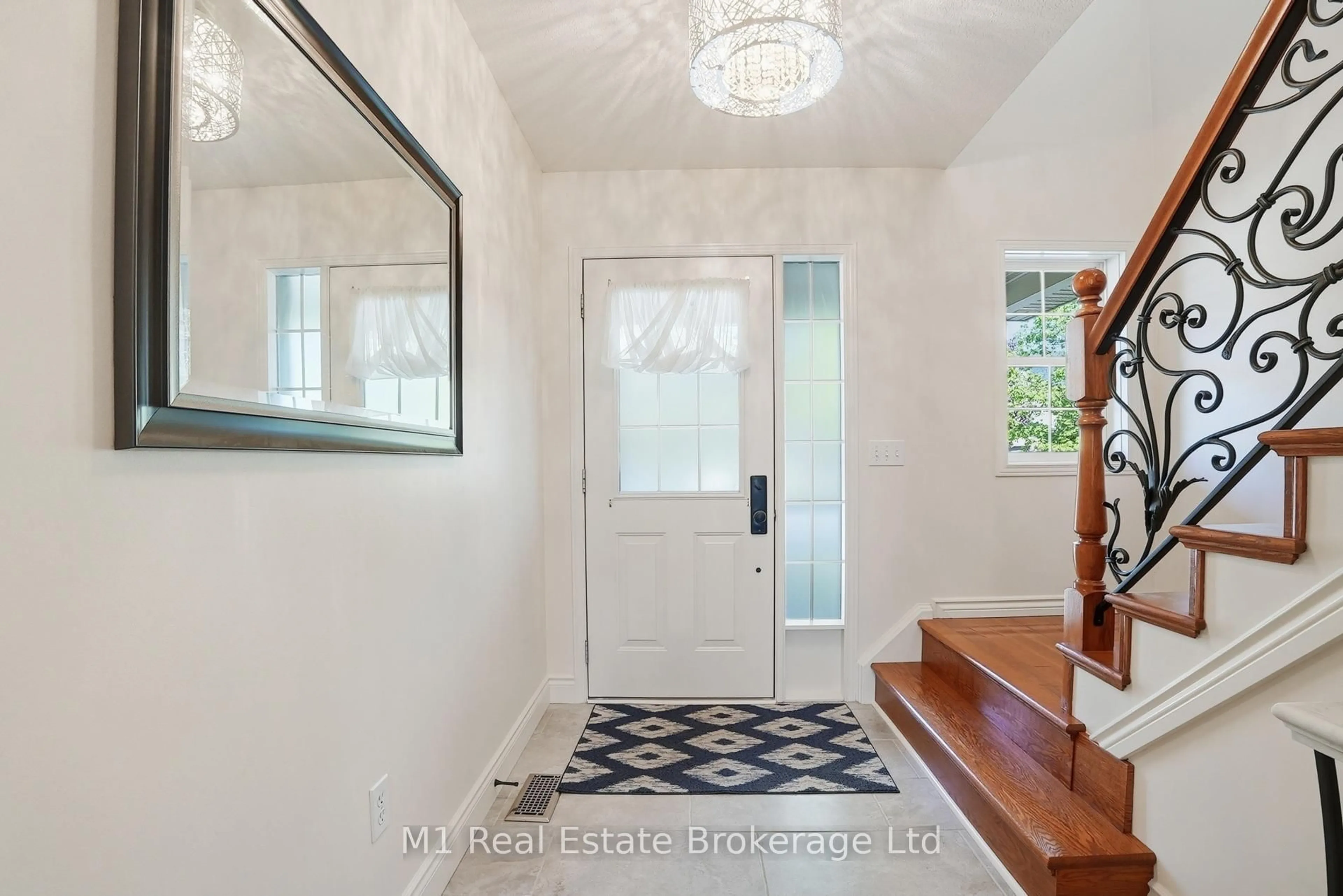 Indoor entryway for 89 Mcarthur Dr, Guelph Ontario N1L 1S4